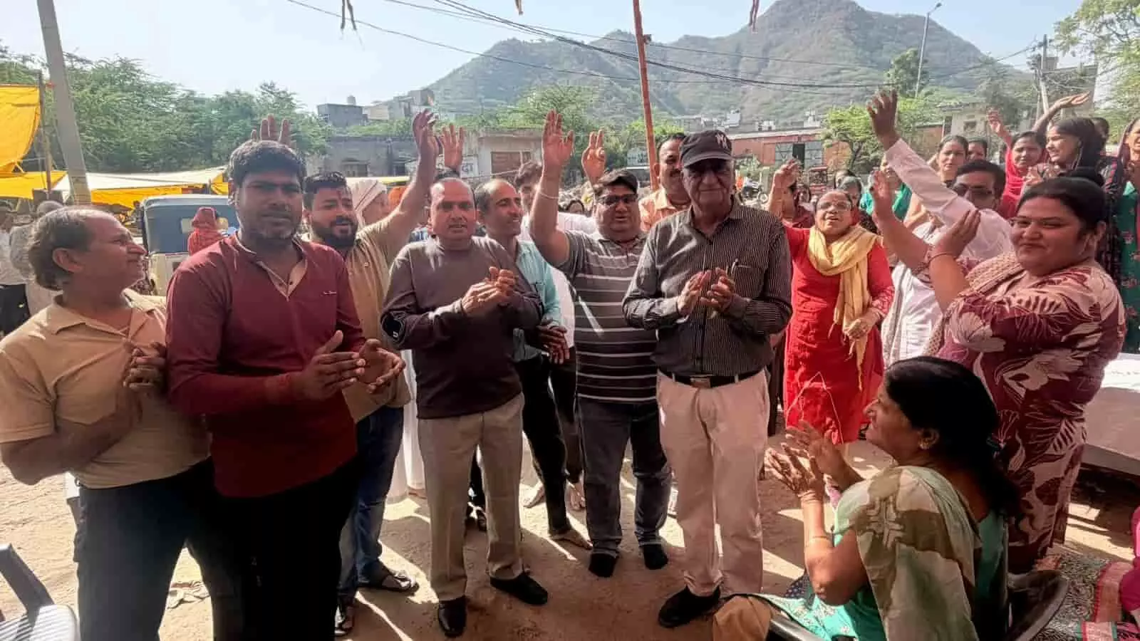 जयसिंहपुरा खोर में श्री झूलेलाल मंदिर निर्माण हेतु भूमि पूजन करते हुए श्रद्धालु। जयसिंहपुरा खोर में श्री झूलेलाल मंदिर निर्माण हेतु भूमि पूजन करते हुए श्रद्धालु।