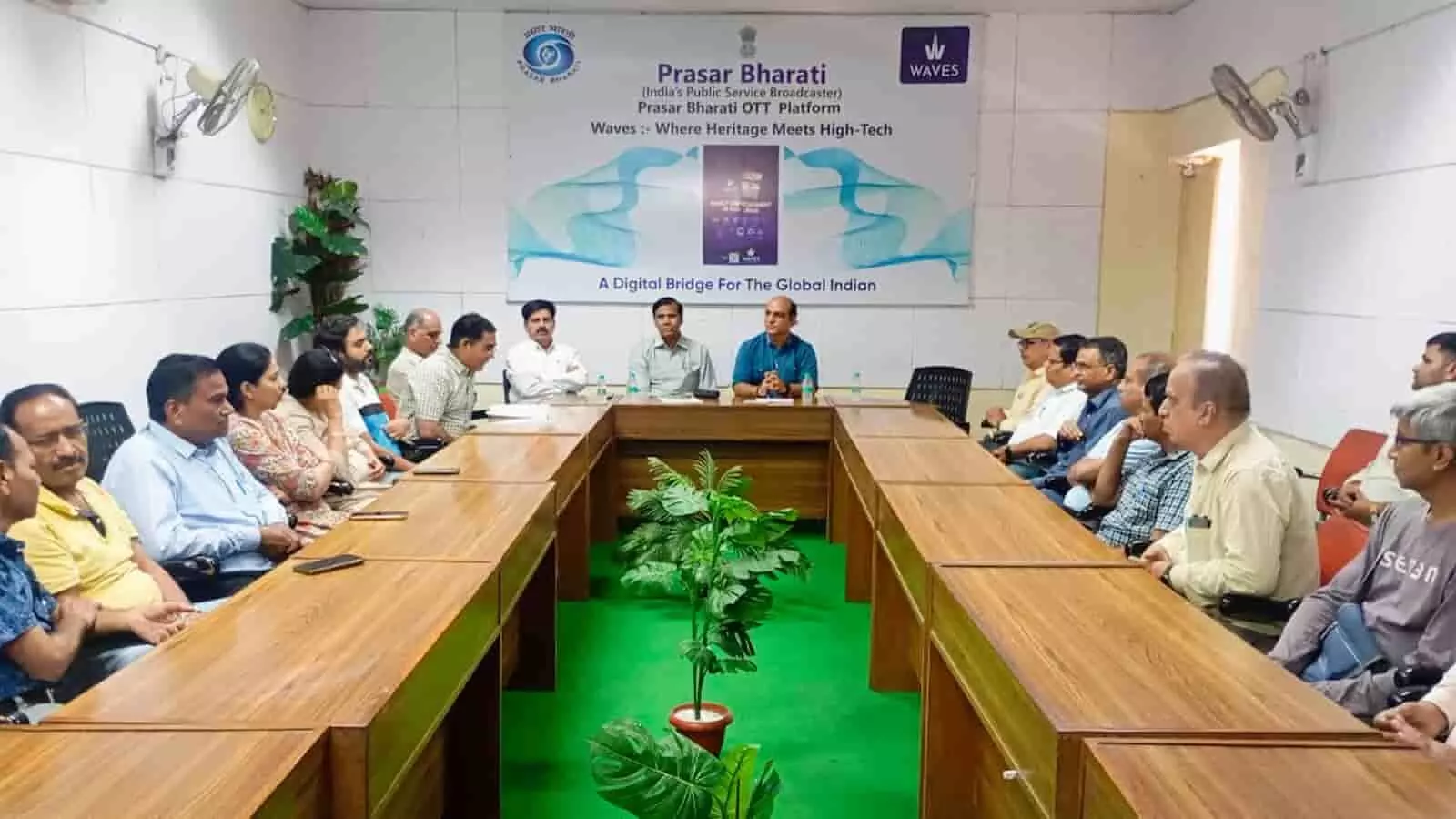 दूरदर्शन केंद्र जयपुर के कॉन्फ्रेंस हॉल में हिंदी कार्यशाला के दौरान चर्चा करते अधिकारी और कर्मचारी। दूरदर्शन केंद्र जयपुर के कॉन्फ्रेंस हॉल में हिंदी कार्यशाला के दौरान चर्चा करते अधिकारी और कर्मचारी।