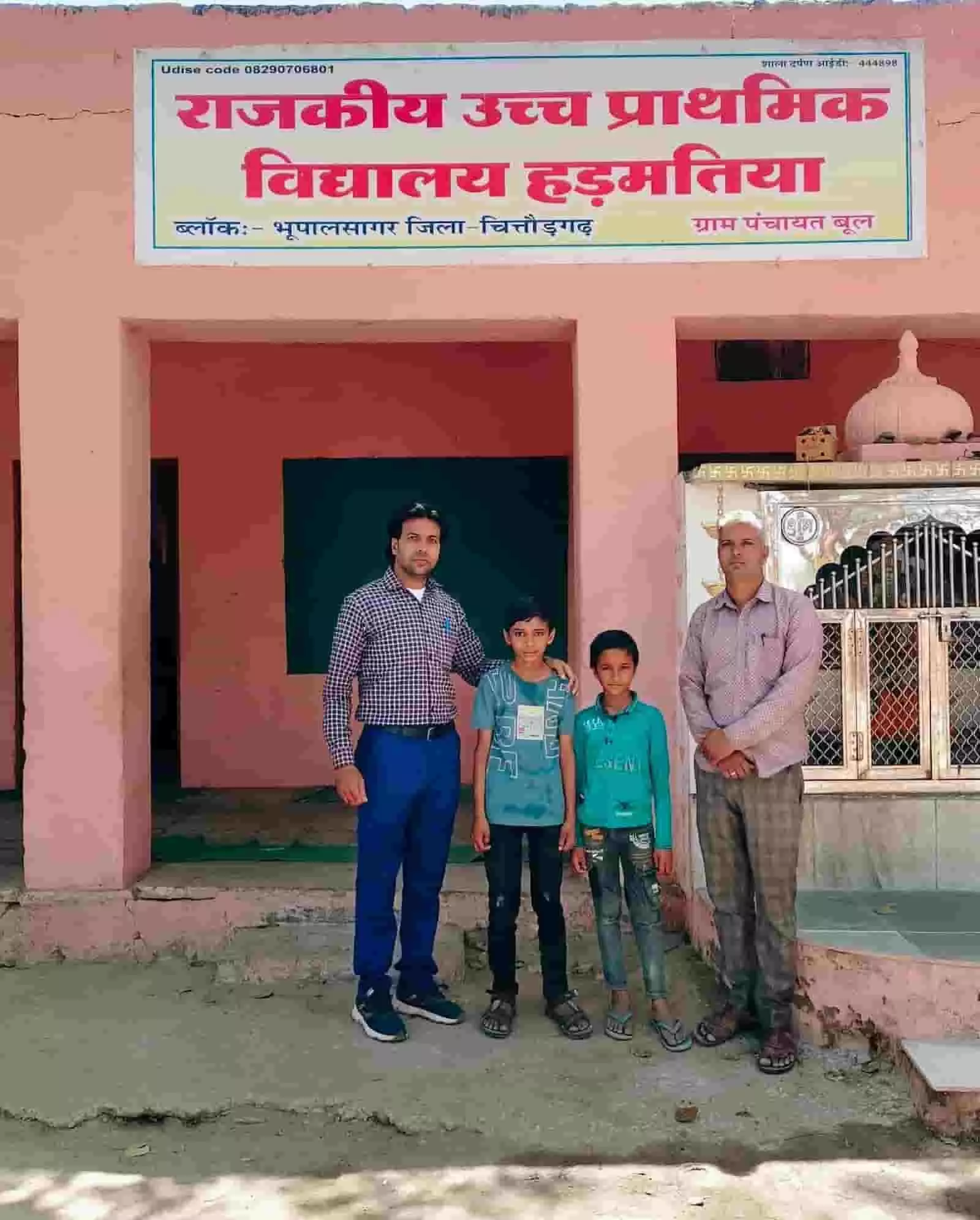 हड़मतिया के सरकारी विद्यालय में शिक्षक और ग्रामीण बच्चों का तिलक लगाकर स्वागत करते हुए। हड़मतिया के सरकारी विद्यालय में शिक्षक और ग्रामीण बच्चों का तिलक लगाकर स्वागत करते हुए।