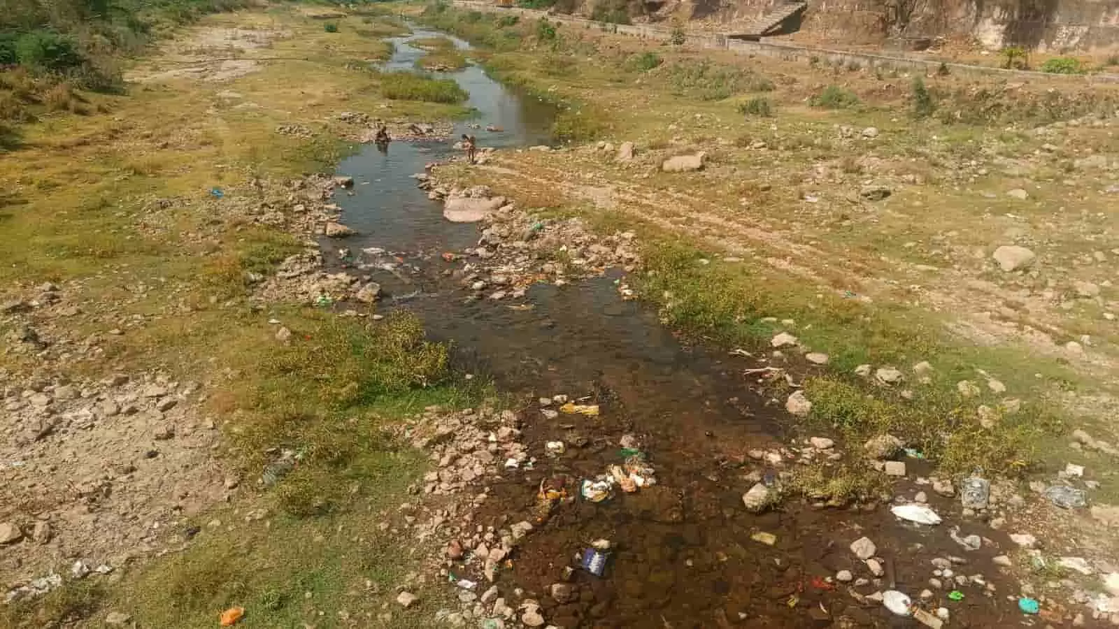 नदी के किनारे और पानी के बीच फैला हुआ प्लास्टिक कचरा धरियावद के प्रदूषित जल स्रोतों को दर्शाता हुआ। नदी के किनारे और पानी के बीच फैला हुआ प्लास्टिक कचरा धरियावद के प्रदूषित जल स्रोतों को दर्शाता हुआ।