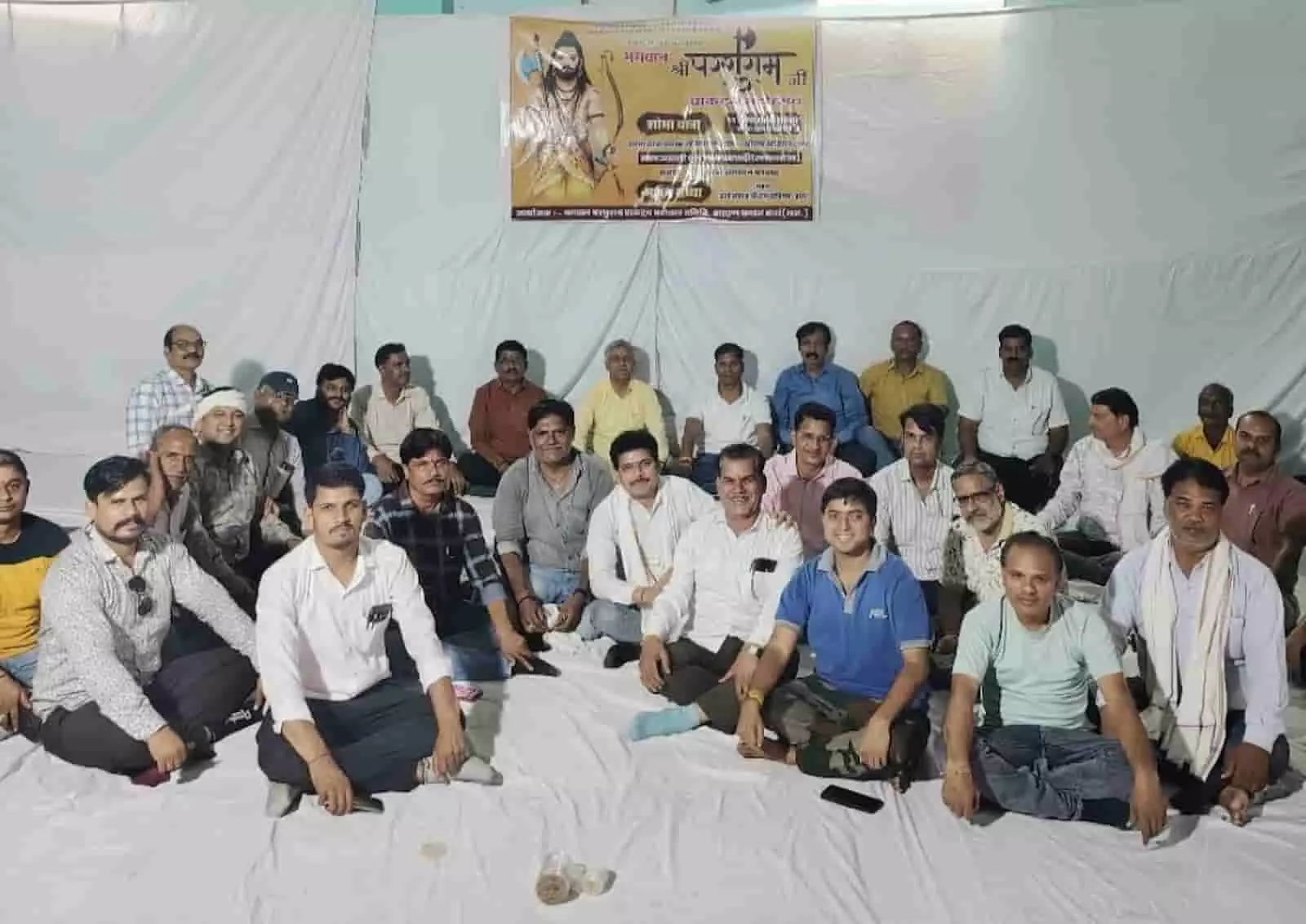 बारां में परशुराम जयंती महोत्सव की तैयारियों हेतु बैठक करते हुए लोग बारां में परशुराम जयंती महोत्सव की तैयारियों हेतु बैठक करते हुए लोग