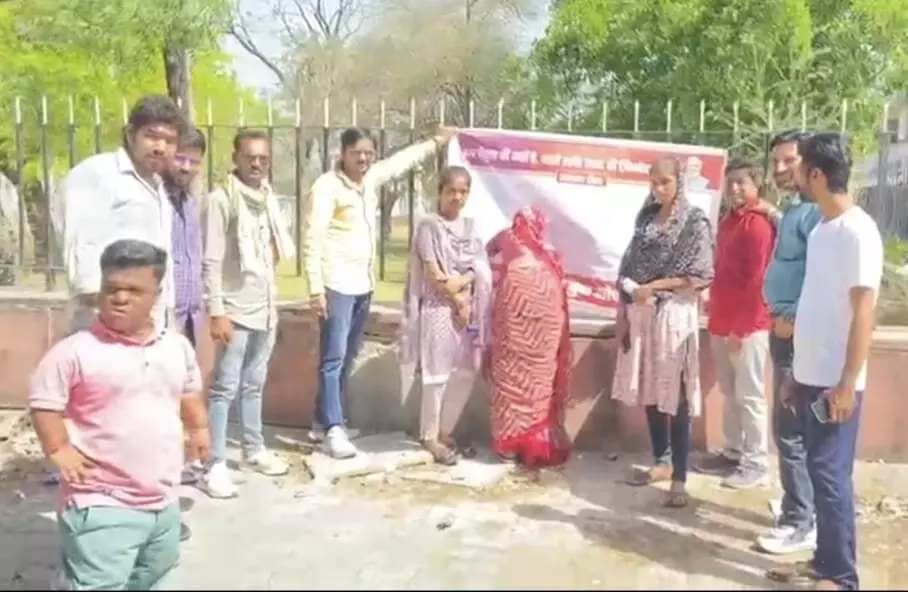 बैनर के पास खड़े युवक और हस्ताक्षर करती महिलाएं बारां में आरक्षण कानून के समर्थन में। बैनर के पास खड़े युवक और हस्ताक्षर करती महिलाएं बारां में आरक्षण कानून के समर्थन में।
