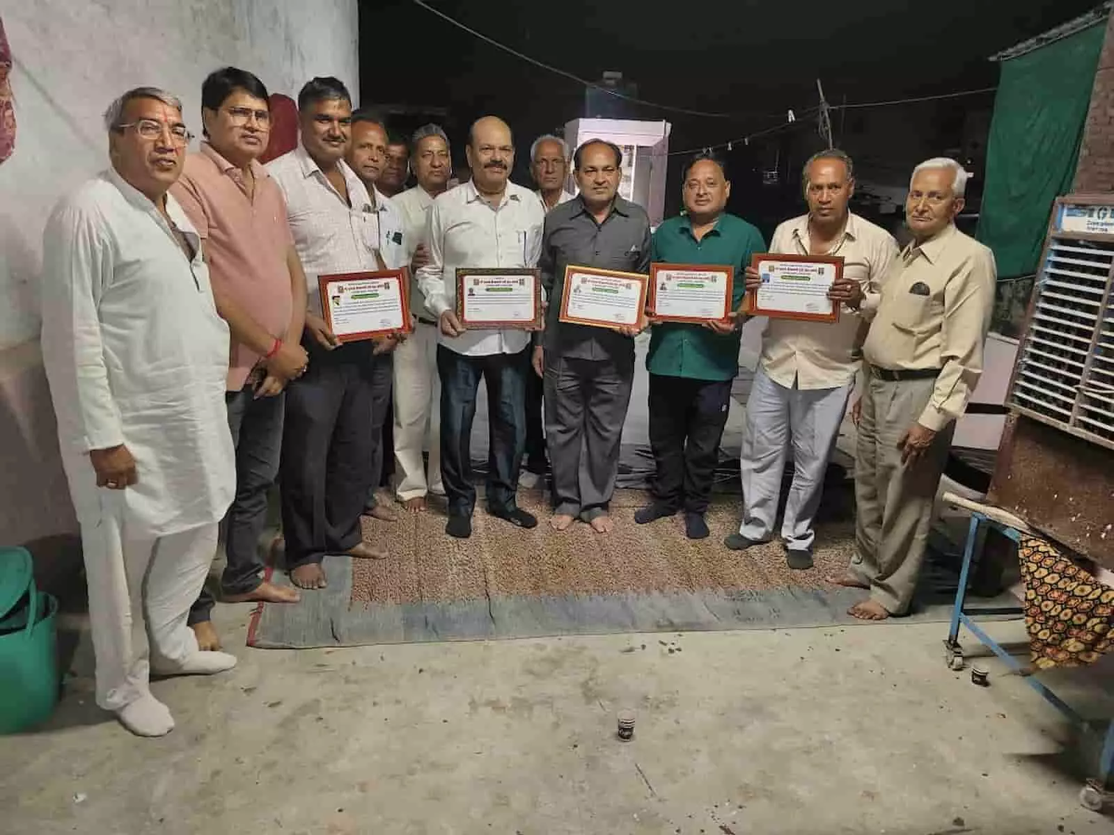 हाथों में प्रमाण पत्र लिए हुए समिति के सदस्य गंगापुर सिटी में शपथ ग्रहण के दौरान। हाथों में प्रमाण पत्र लिए हुए समिति के सदस्य गंगापुर सिटी में शपथ ग्रहण के दौरान।