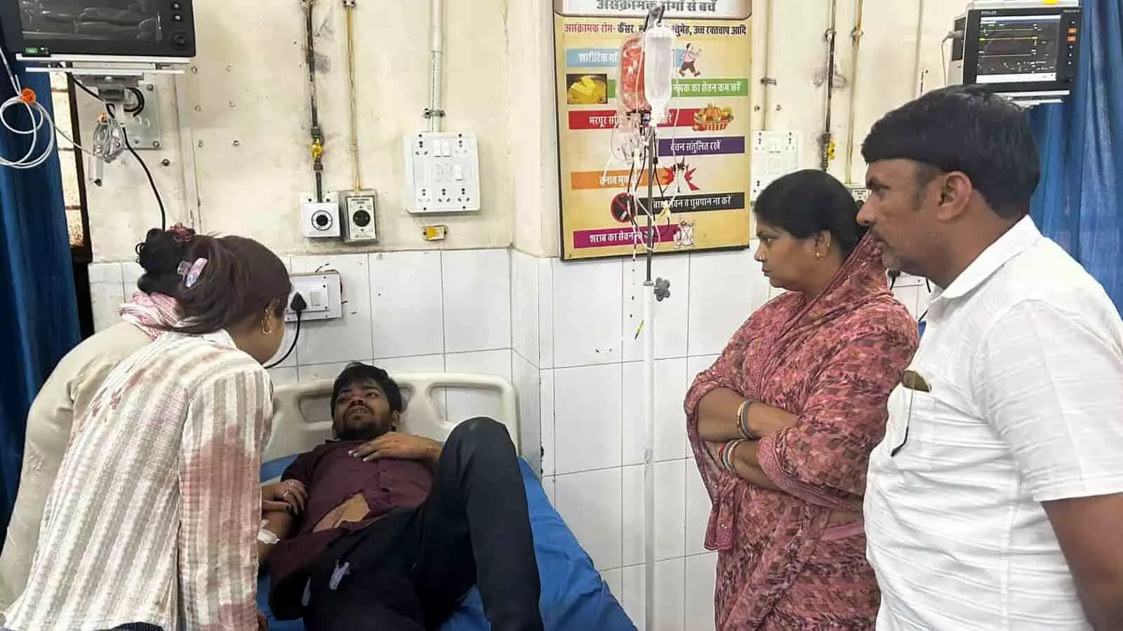 अस्पताल के बिस्तर पर लेटे हुए घायल युवक से बात करतीं कांग्रेस नेता राखी गौतम। अस्पताल के बिस्तर पर लेटे हुए घायल युवक से बात करतीं कांग्रेस नेता राखी गौतम।