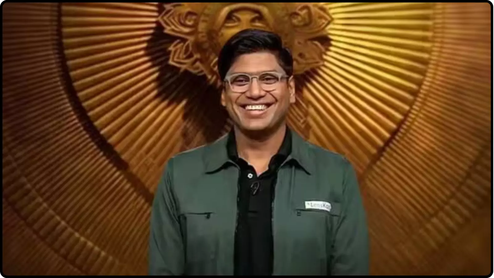 चश्मा पहने हुए मुस्कुराते हुए पीयूष बंसल एक सुनहरे बैकग्राउंड के सामने भारत में। चश्मा पहने हुए मुस्कुराते हुए पीयूष बंसल एक सुनहरे बैकग्राउंड के सामने भारत में।