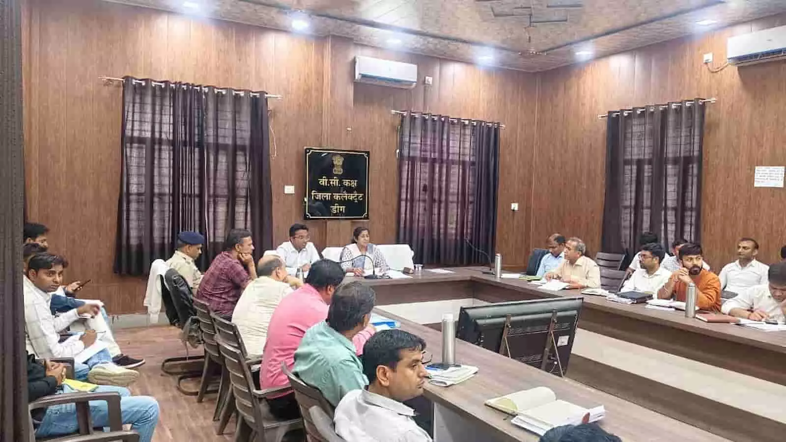 कलेक्ट्रेट सभागार में मेज के चारों ओर बैठे अधिकारी समीक्षा बैठक में चर्चा करते हुए। कलेक्ट्रेट सभागार में मेज के चारों ओर बैठे अधिकारी समीक्षा बैठक में चर्चा करते हुए।