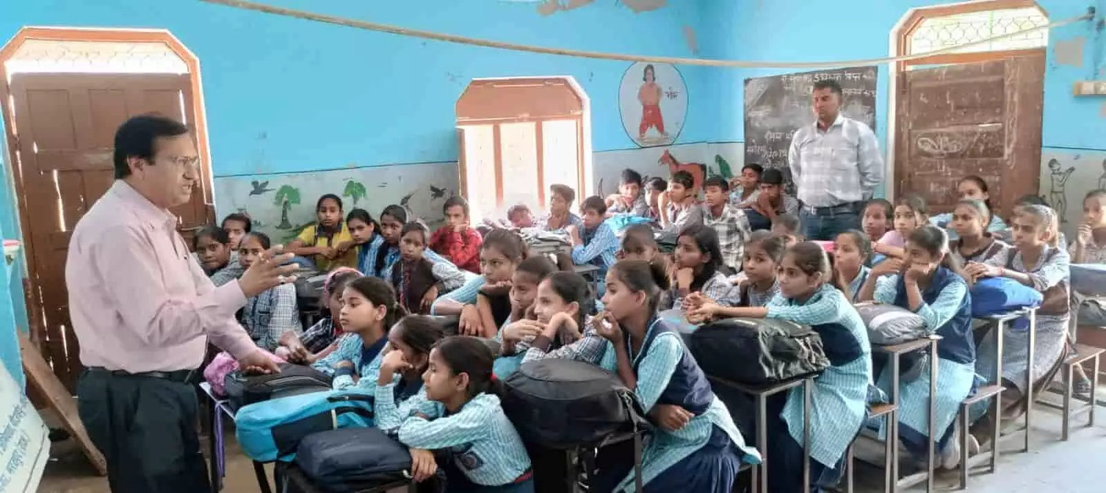 कक्षा में विद्यार्थियों को सीवरेज परियोजना और स्वच्छता के लाभ समझाते मनीष कटारा भरतपुर स्कूल में। कक्षा में विद्यार्थियों को सीवरेज परियोजना और स्वच्छता के लाभ समझाते मनीष कटारा भरतपुर स्कूल में।