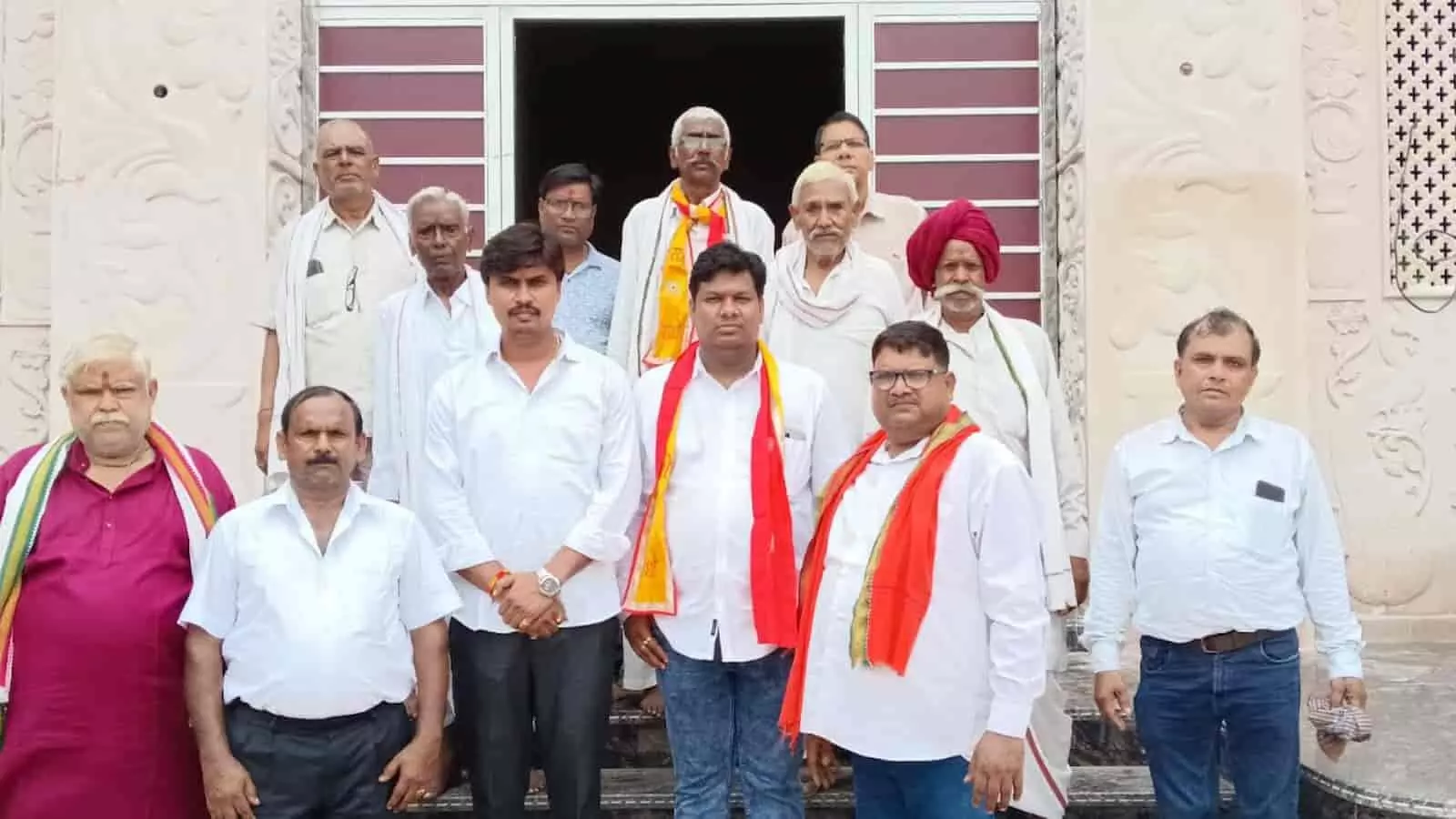 मंदिर के बाहर खड़े महारानी वीरांगना अवंतीबाई लोधी विकास समिति के सदस्य सामूहिक विवाह की तैयारियों के दौरान। मंदिर के बाहर खड़े महारानी वीरांगना अवंतीबाई लोधी विकास समिति के सदस्य सामूहिक विवाह की तैयारियों के दौरान।