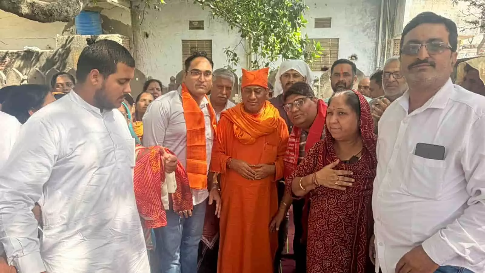 जयसिंहपुरा खोर में स्वामी मोहन लाल जी महाराज और श्रद्धालु मंदिर भूमि पूजन के दौरान पूजा अर्चना करते हुए। जयसिंहपुरा खोर में स्वामी मोहन लाल जी महाराज और श्रद्धालु मंदिर भूमि पूजन के दौरान पूजा अर्चना करते हुए।