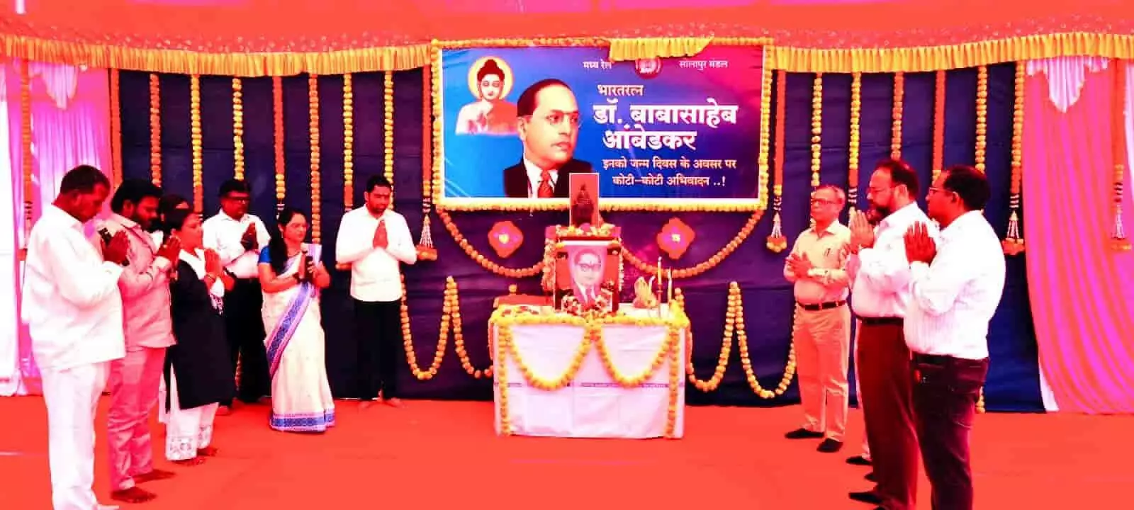 सोलापुर रेल मंडल कार्यालय में अधिकारी डॉ. बी.आर. आंबेडकर की प्रतिमा पर पुष्प अर्पित कर श्रद्धांजलि देते हुए।