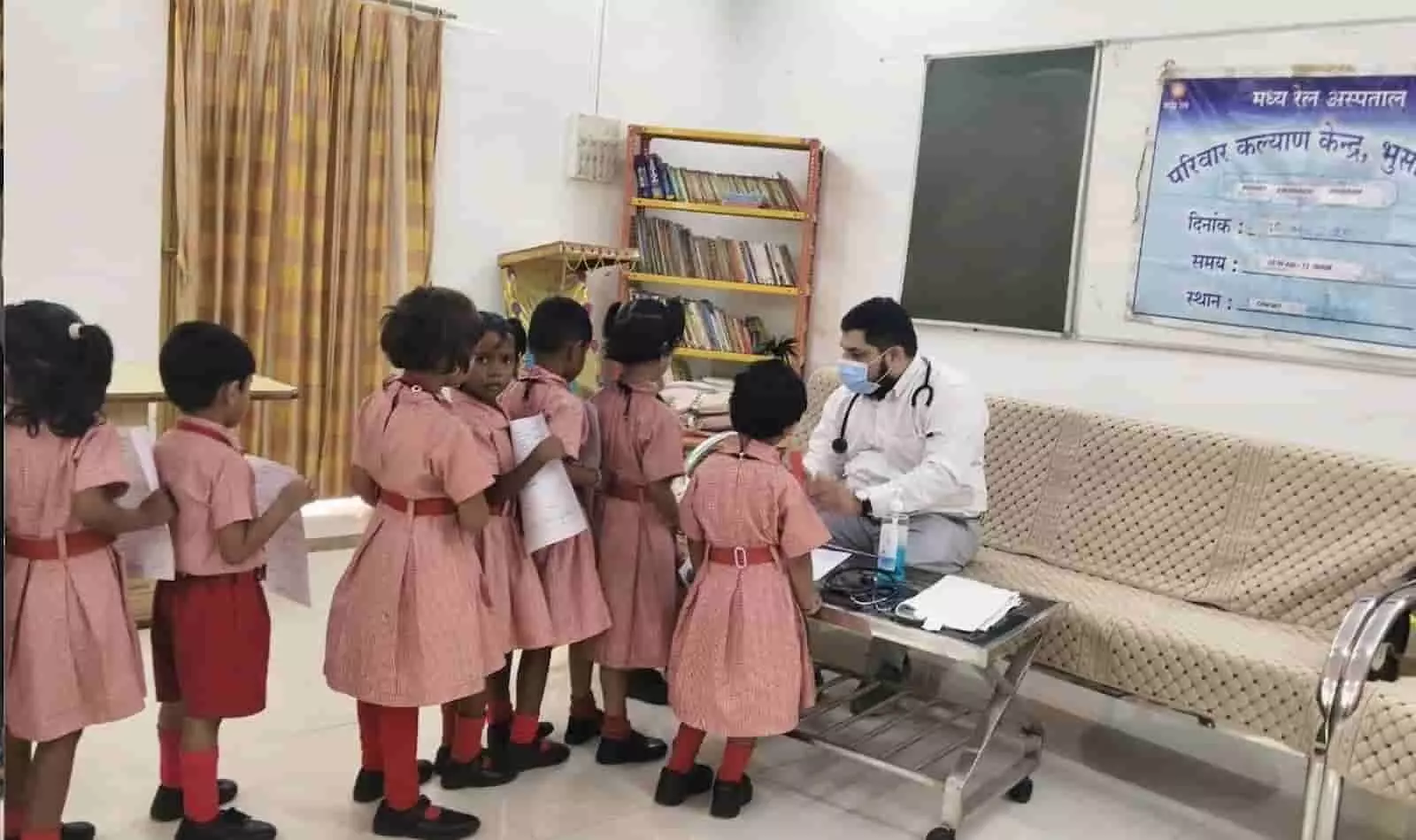 भुसावल मंडल रेल अस्पताल में आयोजित पोषण पखवाड़ा शिविर के दौरान डॉक्टर बच्चों का स्वास्थ्य परीक्षण कर रहे हैं।
