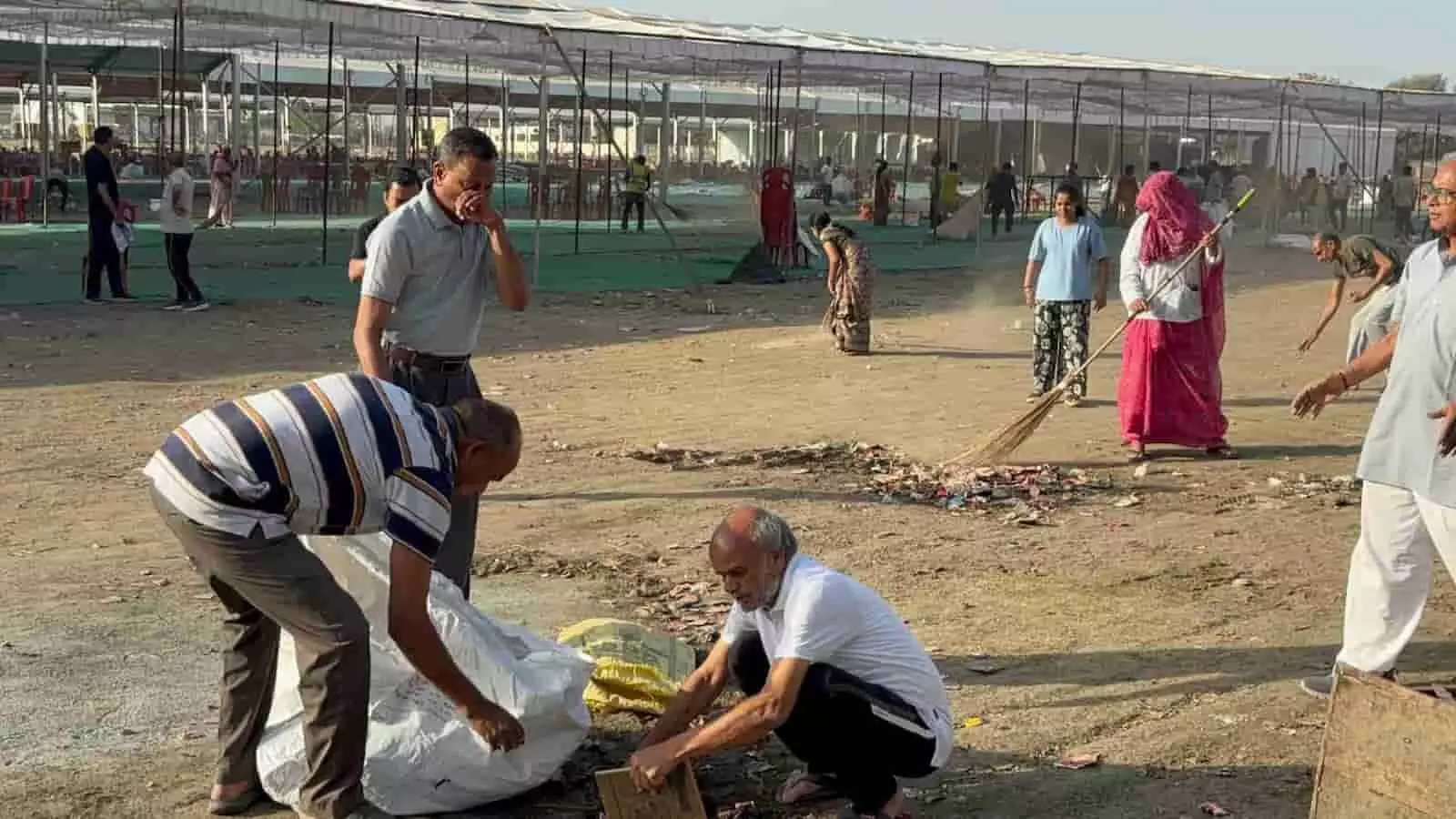 भीलवाड़ा में विधायक अशोक कोठारी और स्वयंसेवक मेडिसिटी ग्राउंड परिसर में झाड़ू लगाकर श्रमदान कर रहे हैं। भीलवाड़ा में विधायक अशोक कोठारी और स्वयंसेवक मेडिसिटी ग्राउंड परिसर में झाड़ू लगाकर श्रमदान कर रहे हैं।