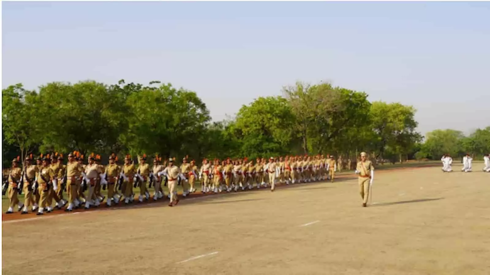 बारां पुलिस लाइन के मैदान में राजस्थान पुलिस स्थापना दिवस पर परेड करते पुलिस जवान। बारां पुलिस लाइन के मैदान में राजस्थान पुलिस स्थापना दिवस पर परेड करते पुलिस जवान।