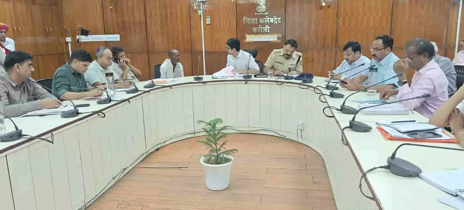 करौली कलेक्ट्रेट में जिला कलेक्टर और प्रशासनिक अधिकारी जनसुनवाई के दौरान आमजन की परिवेदनाओं का निस्तारण कर रहे हैं। करौली कलेक्ट्रेट में जिला कलेक्टर और प्रशासनिक अधिकारी जनसुनवाई के दौरान आमजन की परिवेदनाओं का निस्तारण कर रहे हैं।