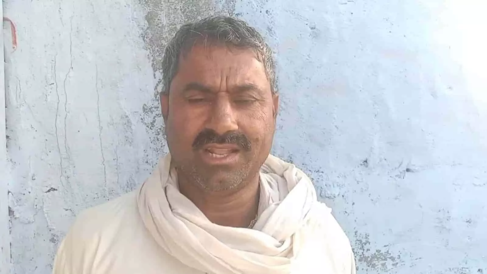 भरतपुर के मोलोनी गांव में बिजली कटौती और बंद कनेक्शन की समस्या से परेशान ग्रामीण घर के बाहर बैठे हैं। भरतपुर के मोलोनी गांव में बिजली कटौती और बंद कनेक्शन की समस्या से परेशान ग्रामीण घर के बाहर बैठे हैं।