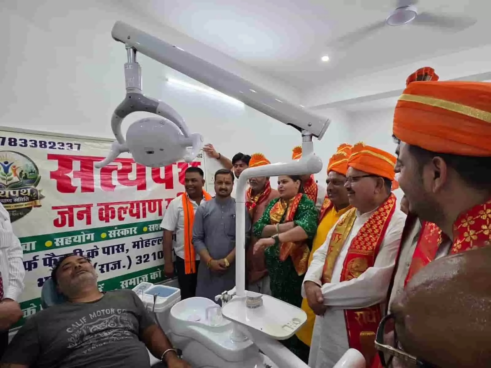 भरतपुर के दंत चिकित्सा शिविर में डॉक्टर मरीज के दांतों का परीक्षण कर रहे हैं। भरतपुर के दंत चिकित्सा शिविर में डॉक्टर मरीज के दांतों का परीक्षण कर रहे हैं।