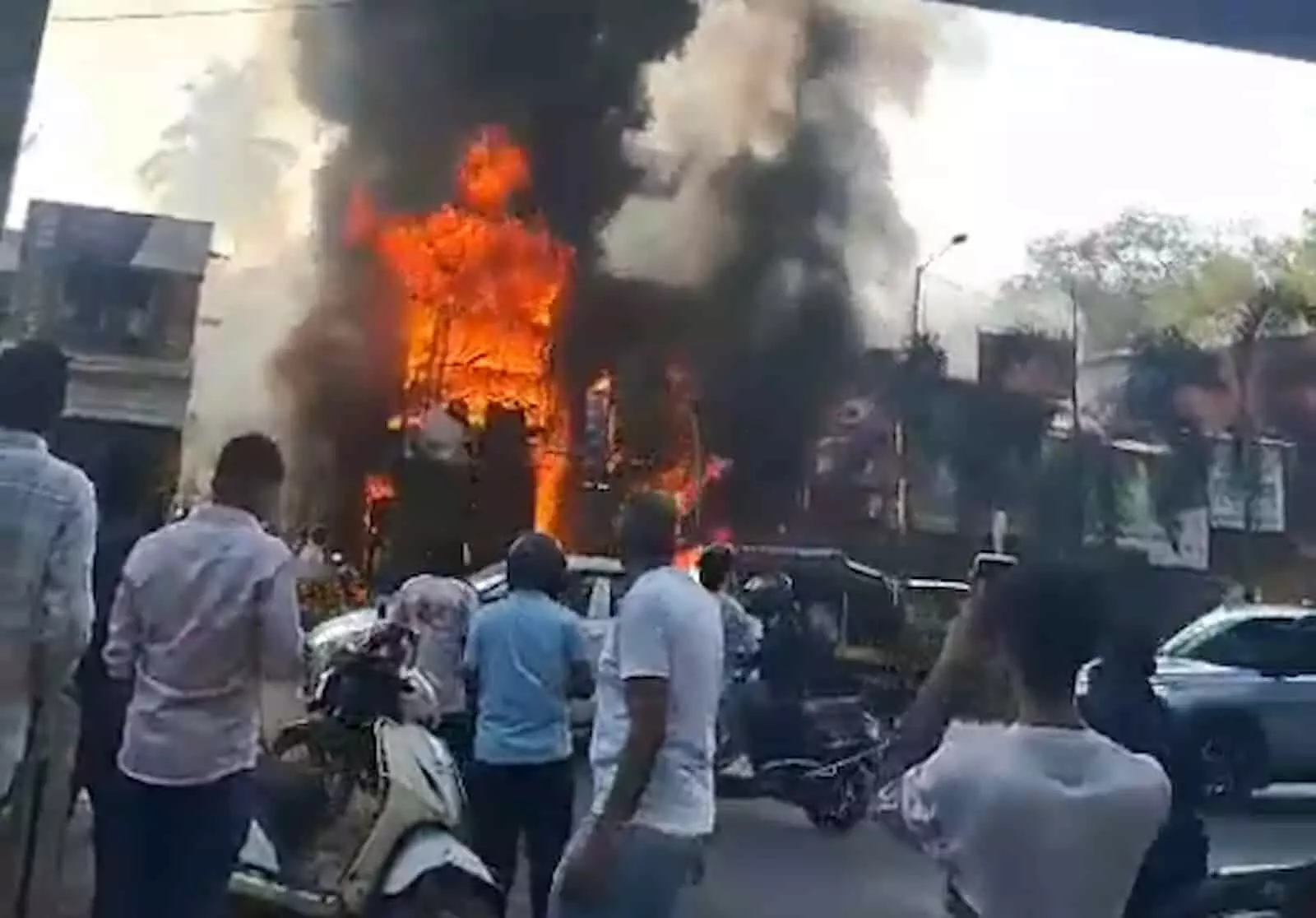 मुंबई के गोरेगांव में जलते हुए गोदाम से निकलता धुआं