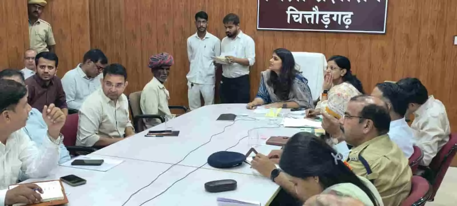 चित्तौड़गढ़ कलेक्ट्रेट में जिला कलेक्टर और प्रशासनिक अधिकारी जनसुनवाई के दौरान नागरिकों की शिकायतों का निस्तारण कर रहे हैं। चित्तौड़गढ़ कलेक्ट्रेट में जिला कलेक्टर और प्रशासनिक अधिकारी जनसुनवाई के दौरान नागरिकों की शिकायतों का निस्तारण कर रहे हैं।