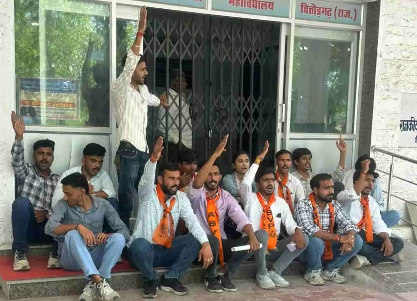 चित्तौड़गढ़ महाविद्यालय परिसर में अभाविप के छात्र सदस्य नारेबाजी करते हुए विरोध प्रदर्शन कर रहे हैं। चित्तौड़गढ़ महाविद्यालय परिसर में अभाविप के छात्र सदस्य नारेबाजी करते हुए विरोध प्रदर्शन कर रहे हैं।