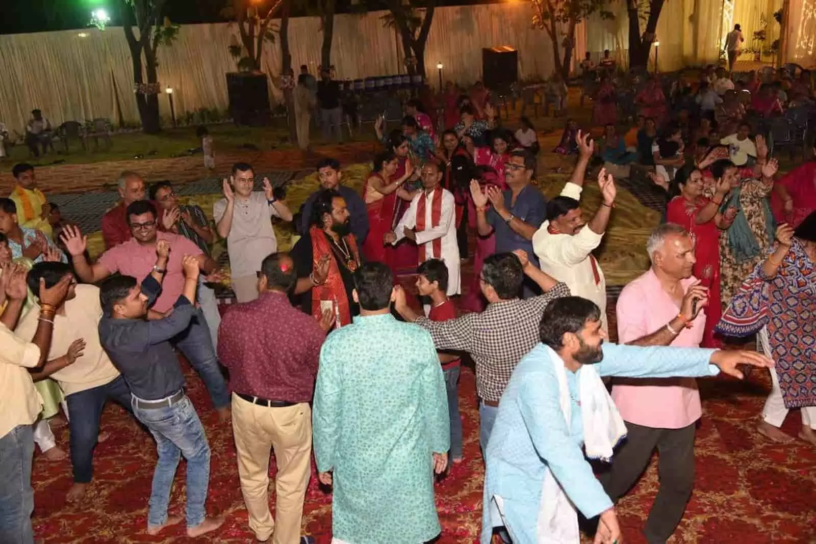 चित्तौड़गढ़ के जिंक नगर में भव्य भजन संध्या के दौरान कलाकार भक्ति गीत गा रहे हैं। चित्तौड़गढ़ के जिंक नगर में भव्य भजन संध्या के दौरान कलाकार भक्ति गीत गा रहे हैं।