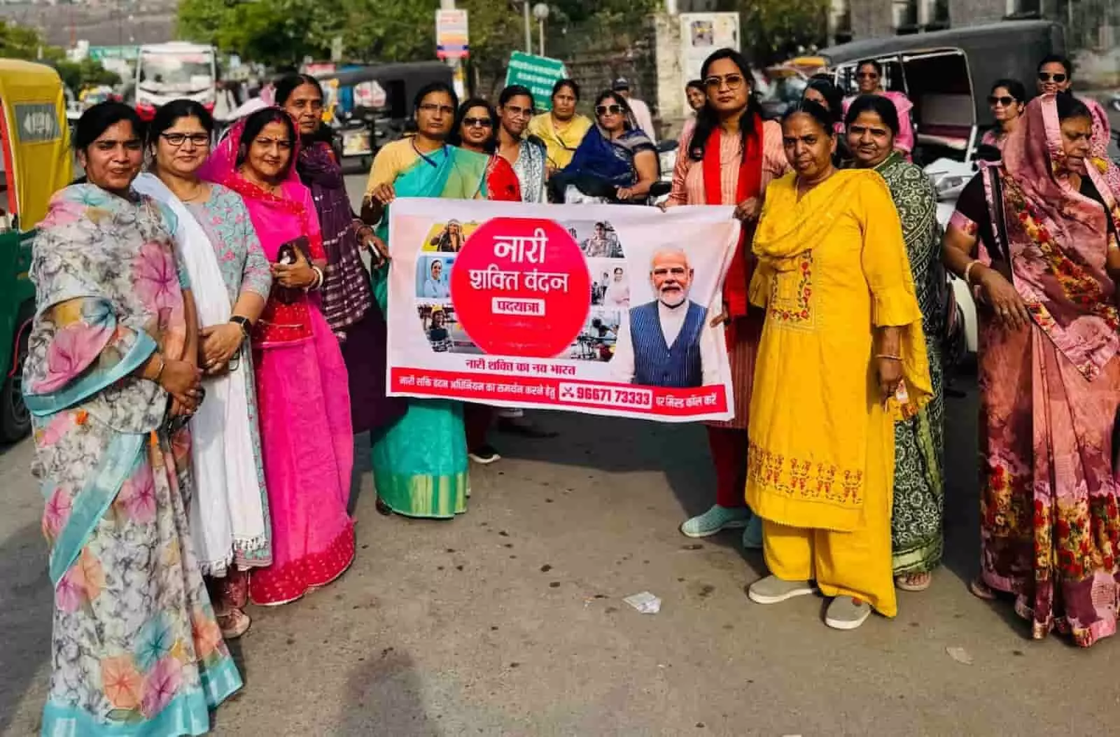 चित्तौड़गढ़ में भाजपा महिला मोर्चा की कार्यकर्ता नारी शक्ति वंदन अधिनियम के समर्थन में वाहन रैली और पदयात्रा निकाल रही हैं। चित्तौड़गढ़ में भाजपा महिला मोर्चा की कार्यकर्ता नारी शक्ति वंदन अधिनियम के समर्थन में वाहन रैली और पदयात्रा निकाल रही हैं।