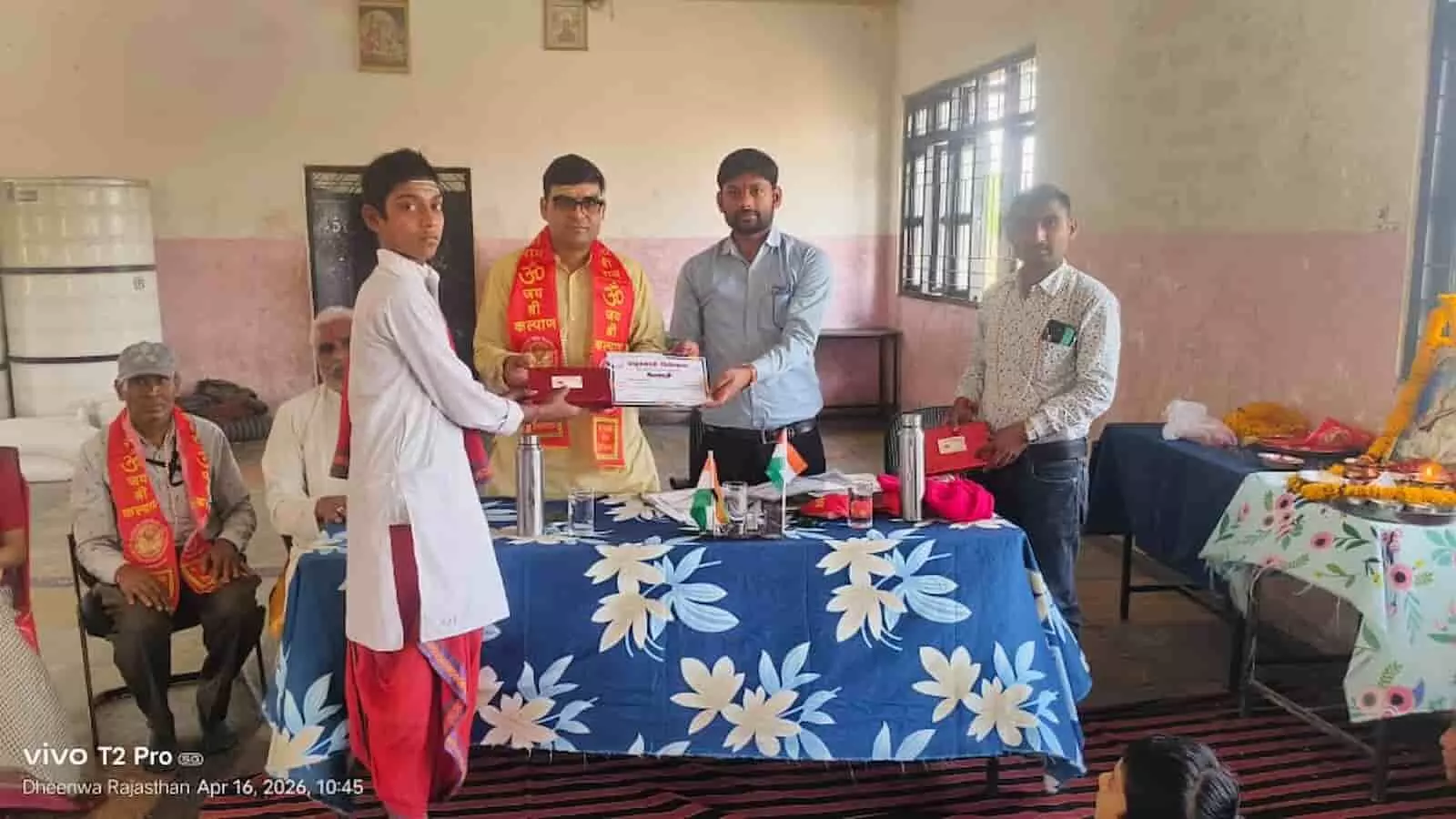 चित्तौड़गढ़ में संस्कृत भारती के समारोह के दौरान मेधावी छात्र अपना पुरस्कार प्राप्त कर रहे हैं। चित्तौड़गढ़ में संस्कृत भारती के समारोह के दौरान मेधावी छात्र अपना पुरस्कार प्राप्त कर रहे हैं।