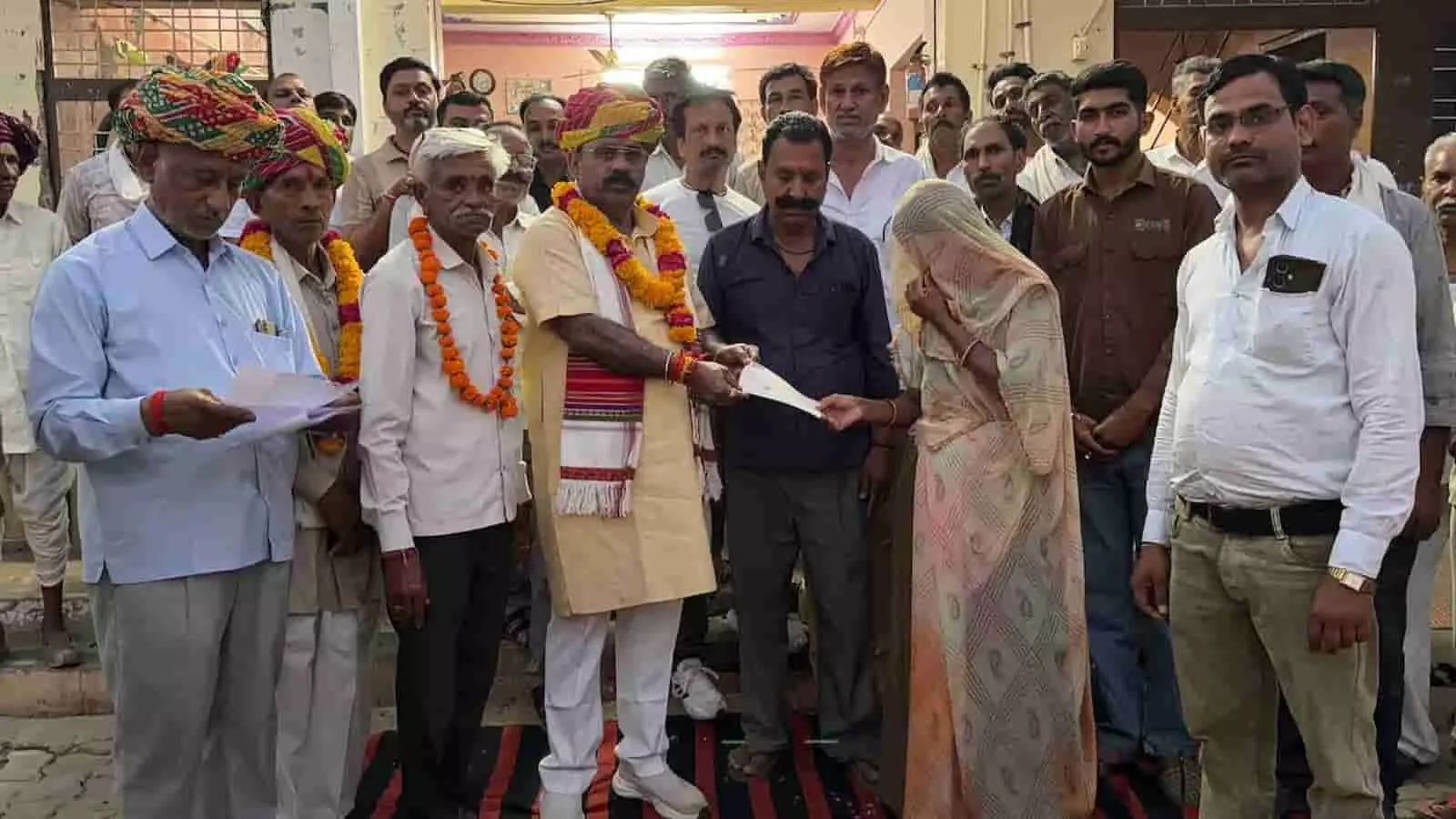 कोटा में दुग्ध संघ अध्यक्ष चैन सिंह राठौड़ दिवंगत सचिवों के परिजनों को सहायता चेक सौंपते हुए। कोटा में दुग्ध संघ अध्यक्ष चैन सिंह राठौड़ दिवंगत सचिवों के परिजनों को सहायता चेक सौंपते हुए।