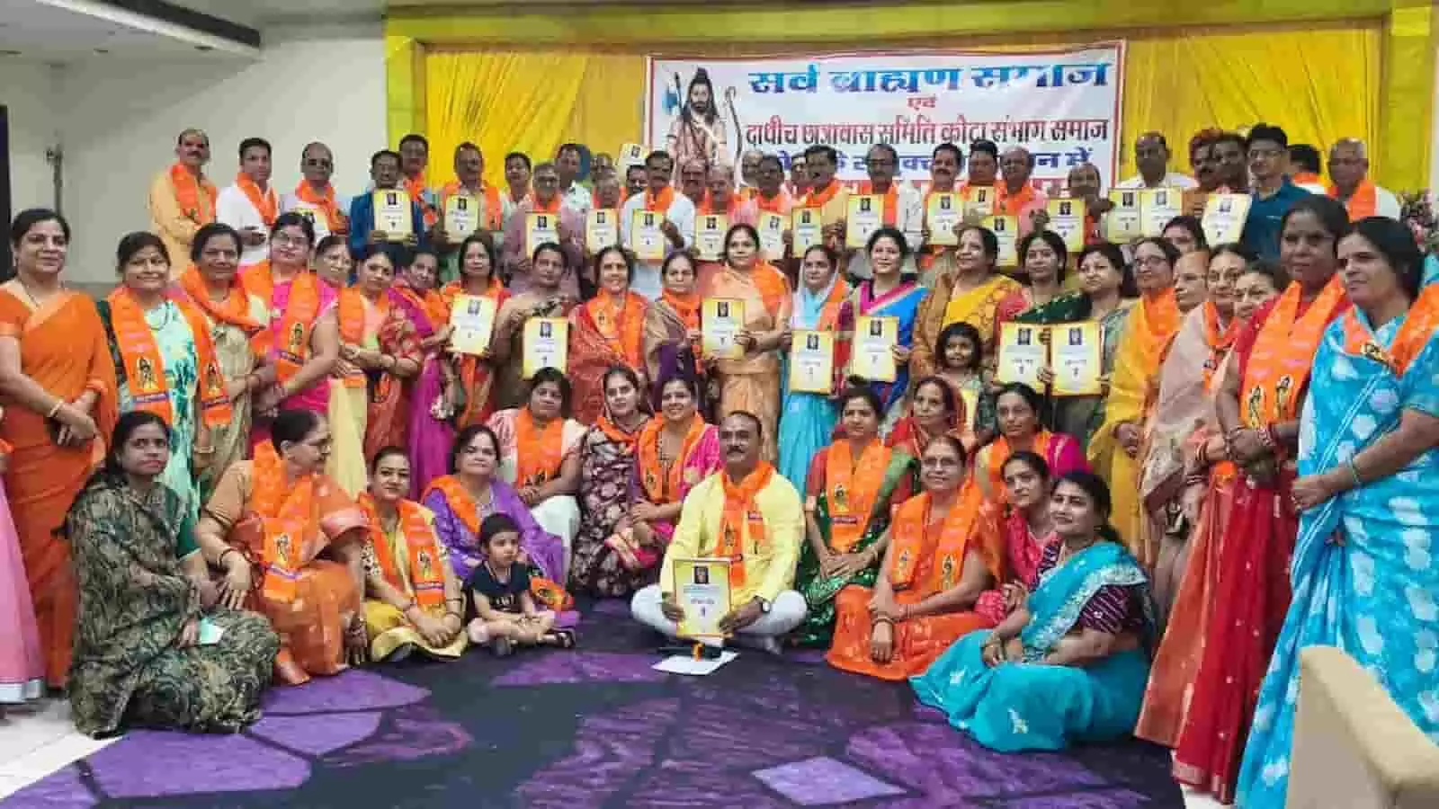 कोटा के दाधीच छात्रावास में भगवान परशुराम महोत्सव की बैठक में चर्चा करते ब्राह्मण समाज के पदाधिकारी। कोटा के दाधीच छात्रावास में भगवान परशुराम महोत्सव की बैठक में चर्चा करते ब्राह्मण समाज के पदाधिकारी।