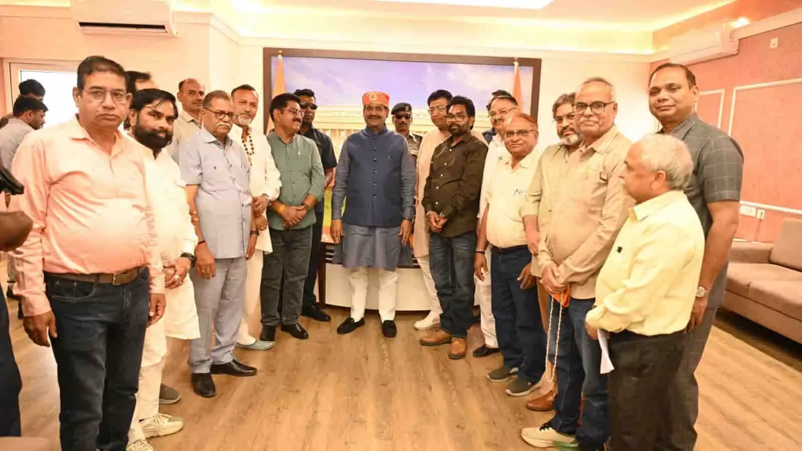 नई दिल्ली में लोकसभा अध्यक्ष ओम बिरला से भेंट करता जीनगर समाज का प्रतिनिधिमंडल। नई दिल्ली में लोकसभा अध्यक्ष ओम बिरला से भेंट करता जीनगर समाज का प्रतिनिधिमंडल।