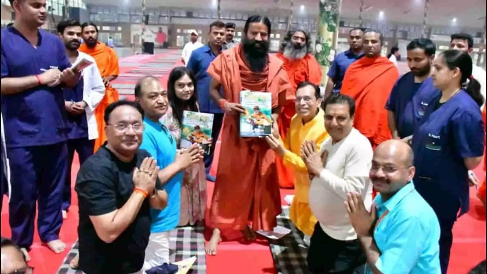 हरिद्वार में डॉ. सुरेश पाण्डेय योग गुरु स्वामी रामदेव को अपनी नई पुस्तक भेंट करते हुए। हरिद्वार में डॉ. सुरेश पाण्डेय योग गुरु स्वामी रामदेव को अपनी नई पुस्तक भेंट करते हुए।