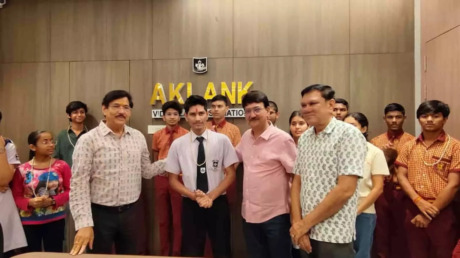 कोटा के अकलंक पब्लिक स्कूल में सीबीएसई 10वीं बोर्ड परीक्षा में सफल छात्र अपनी मार्कशीट के साथ खड़े हैं। कोटा के अकलंक पब्लिक स्कूल में सीबीएसई 10वीं बोर्ड परीक्षा में सफल छात्र अपनी मार्कशीट के साथ खड़े हैं।