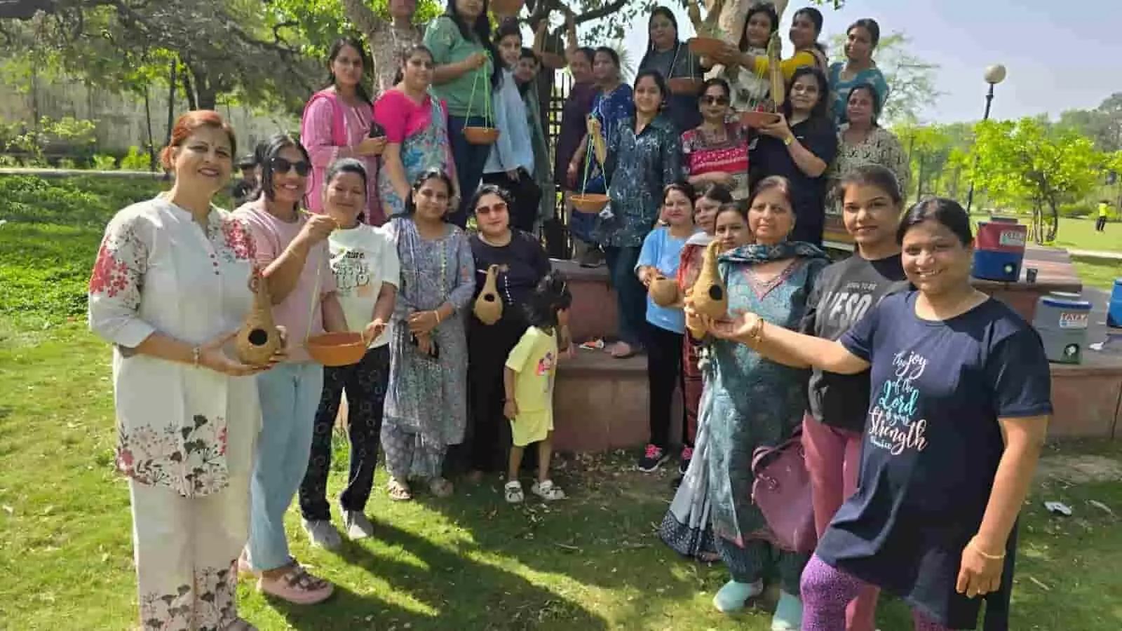 कोटा के सीवी गार्डन में अग्रवाल फ्रेंड्स क्लब की महिलाएं पक्षियों के लिए परिंडे और घोंसले बांध रही हैं। कोटा के सीवी गार्डन में अग्रवाल फ्रेंड्स क्लब की महिलाएं पक्षियों के लिए परिंडे और घोंसले बांध रही हैं।
