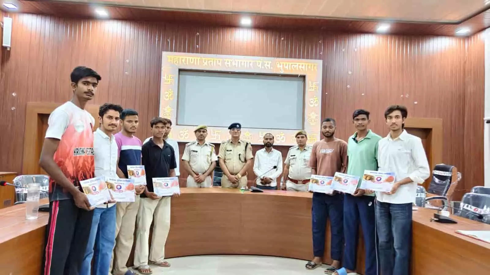 भूपालसागर पंचायत समिति सभागार में प्रशासनिक अधिकारियों द्वारा खिलाड़ियों को प्रशस्ति पत्र देते हुए समूह चित्र। भूपालसागर पंचायत समिति सभागार में प्रशासनिक अधिकारियों द्वारा खिलाड़ियों को प्रशस्ति पत्र देते हुए समूह चित्र।