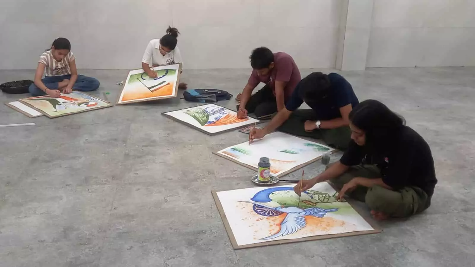 भीलवाड़ा की राज्य कला प्रदर्शनी में वन्दे मातरम् थीम पर चित्रकारी करते युवा कलाकार और उनकी कृतियां। भीलवाड़ा की राज्य कला प्रदर्शनी में वन्दे मातरम् थीम पर चित्रकारी करते युवा कलाकार और उनकी कृतियां।