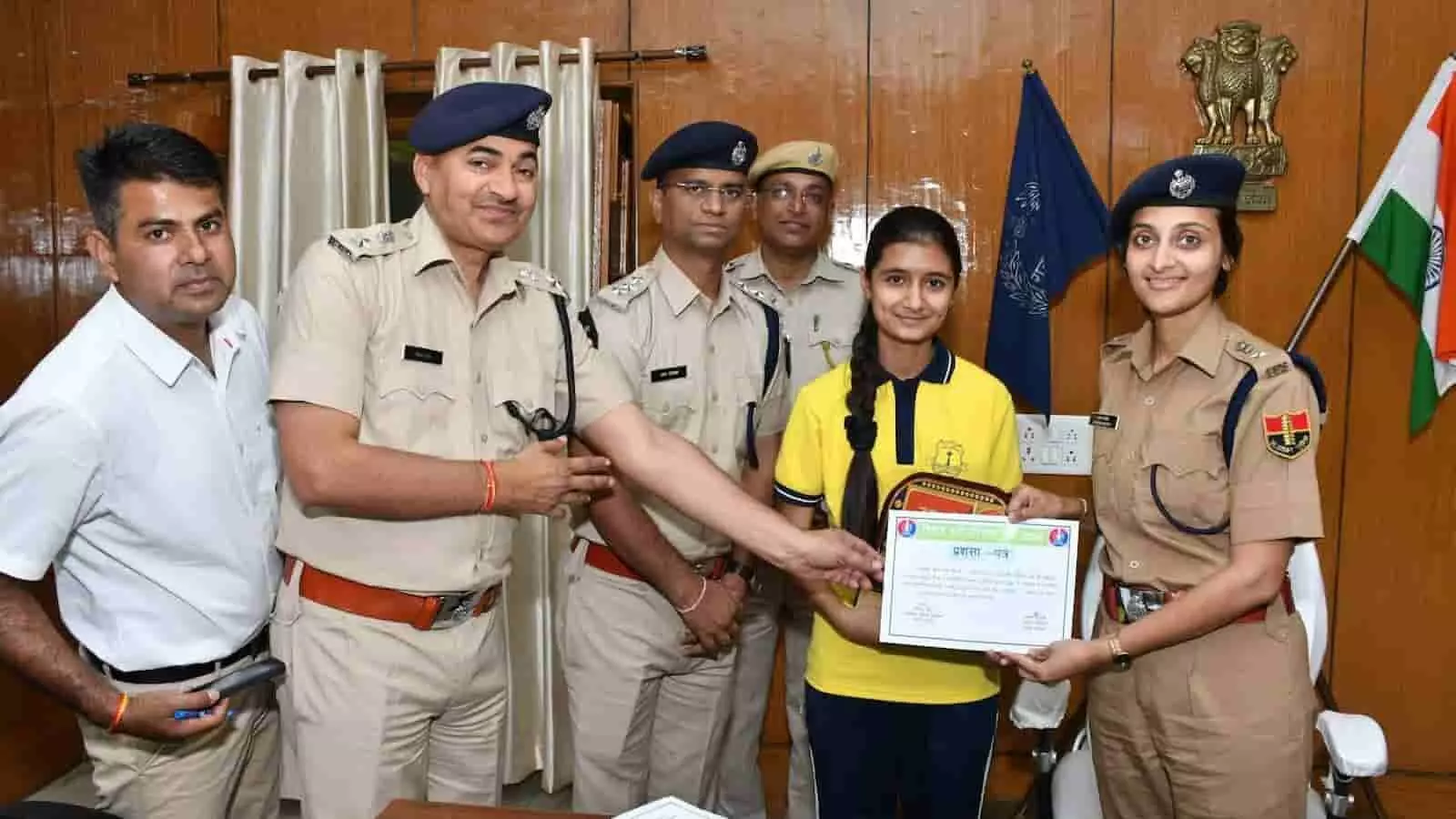 सवाई माधोपुर के मानटाउन स्कूल में छात्र को शील्ड देतीं एसपी ज्येष्ठा मैत्रयी पुलिस स्थापना दिवस कार्यक्रम के दौरान। सवाई माधोपुर के मानटाउन स्कूल में छात्र को शील्ड देतीं एसपी ज्येष्ठा मैत्रयी पुलिस स्थापना दिवस कार्यक्रम के दौरान।