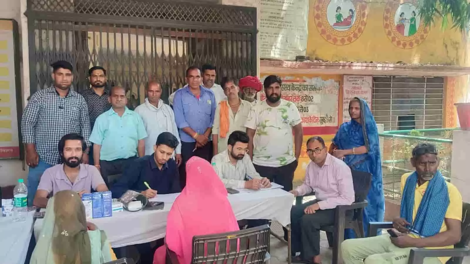 खेरोदा के सामुदायिक स्वास्थ्य केंद्र में डॉक्टर जतिन मेरावत ग्रामीण मरीज की स्वास्थ्य जांच करते हुए। खेरोदा के सामुदायिक स्वास्थ्य केंद्र में डॉक्टर जतिन मेरावत ग्रामीण मरीज की स्वास्थ्य जांच करते हुए।