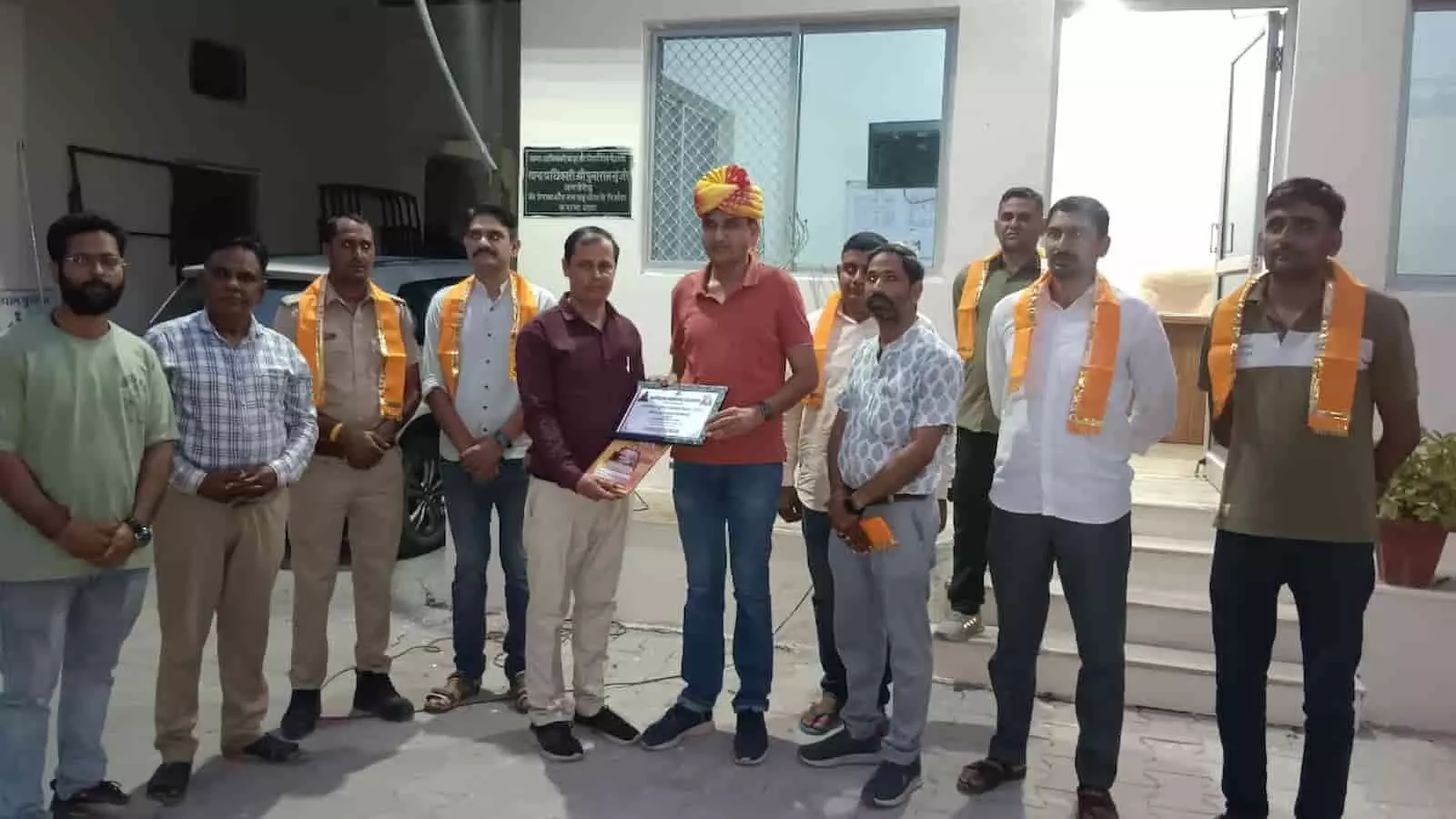 खेरोदा पुलिस थाना में थानाधिकारी सुरेश विश्नोई और पुलिस स्टाफ को सम्मानित करते आदिब्रह्मा आदिनाथ फाउंडेशन के सदस्य। खेरोदा पुलिस थाना में थानाधिकारी सुरेश विश्नोई और पुलिस स्टाफ को सम्मानित करते आदिब्रह्मा आदिनाथ फाउंडेशन के सदस्य।