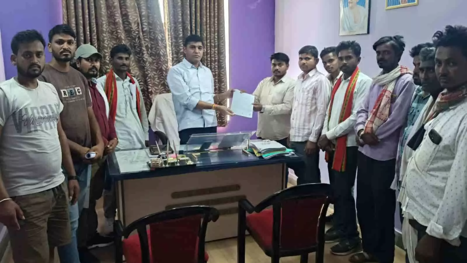 लसाड़िया उपखण्ड कार्यालय में ग्रामीण अधिकारी को ज्ञापन सौंपते हुए दिखाई दे रहे हैं। लसाड़िया उपखण्ड कार्यालय में ग्रामीण अधिकारी को ज्ञापन सौंपते हुए दिखाई दे रहे हैं।