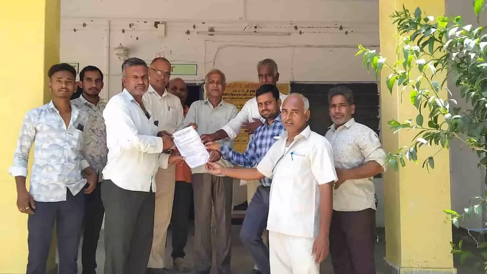 कानोड़ में गो-सम्मान आह्वान अभियान के दौरान ज्ञापन सौंपने की तैयारी करते ग्रामीण और संत समाज।