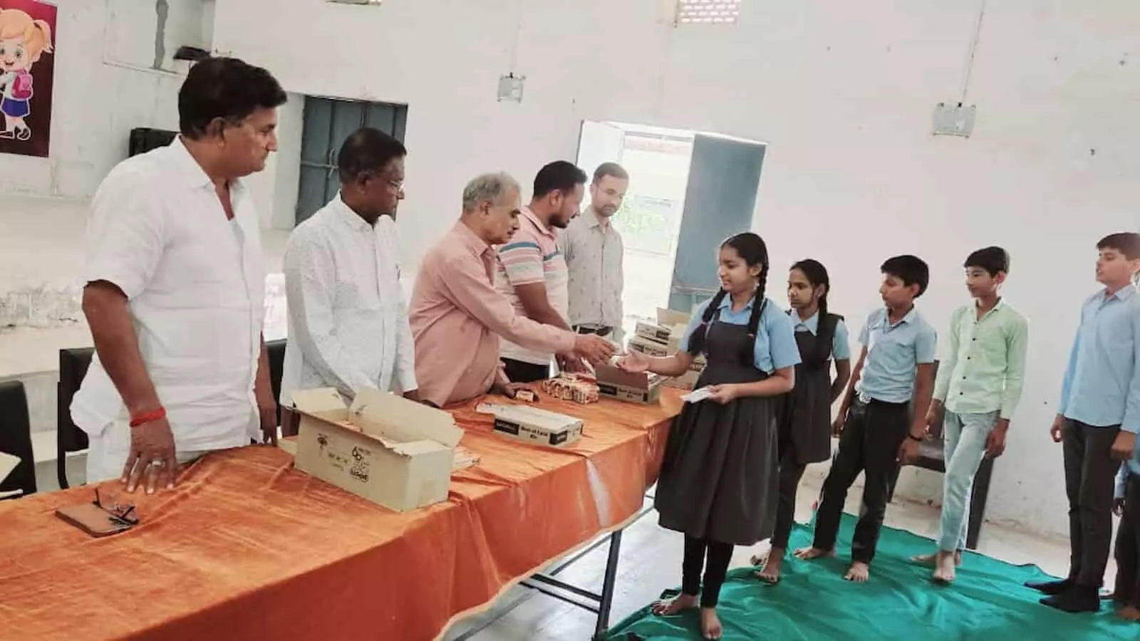 निमाज के सेठ मेघराज ठोलिया राजकीय स्कूल में आयोजित कार्यक्रम के दौरान विद्यार्थियों को शिक्षण सामग्री भेंट करते श्री सुगन जीव दया संघ के प्रतिनिधि और विद्यालय स्टाफ। निमाज के सेठ मेघराज ठोलिया राजकीय स्कूल में आयोजित कार्यक्रम के दौरान विद्यार्थियों को शिक्षण सामग्री भेंट करते श्री सुगन जीव दया संघ के प्रतिनिधि और विद्यालय स्टाफ।