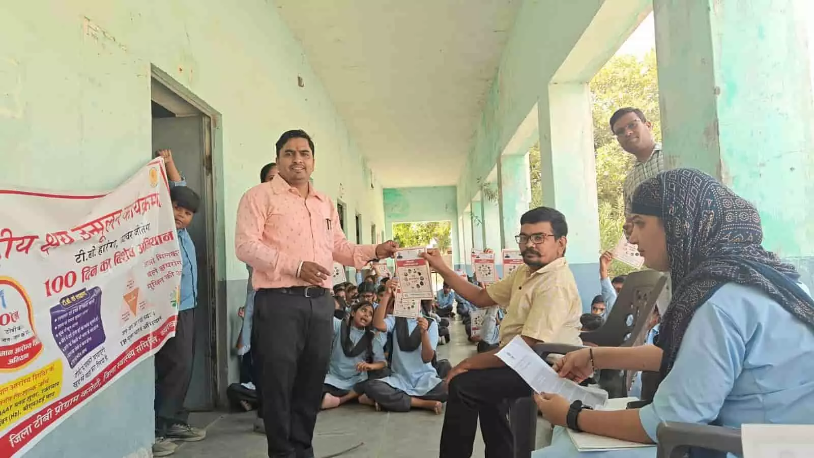 पिपलिया कला के स्कूल में स्वास्थ्य जागरूकता अभियान के दौरान विद्यार्थियों को जानकारी देते विशेषज्ञ। पिपलिया कला के स्कूल में स्वास्थ्य जागरूकता अभियान के दौरान विद्यार्थियों को जानकारी देते विशेषज्ञ।