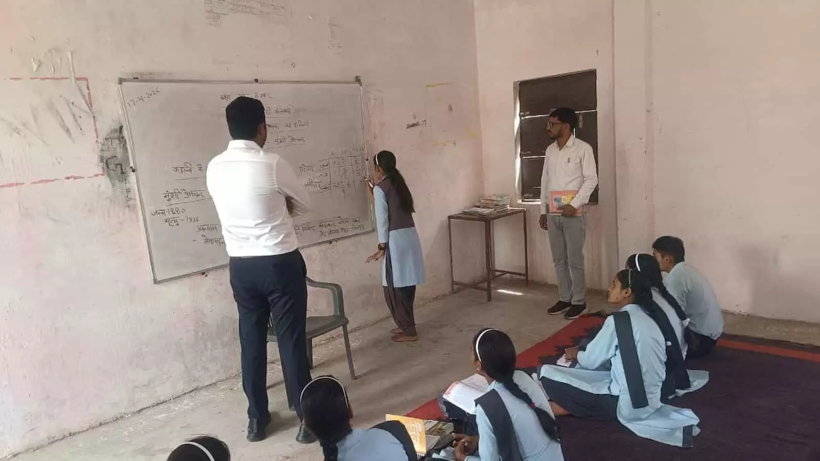 क्लासरूम में व्हाइटबोर्ड पर सवाल हल करती छात्रा और उसे देखते जिला कलेक्टर मयंक मनीष। क्लासरूम में व्हाइटबोर्ड पर सवाल हल करती छात्रा और उसे देखते जिला कलेक्टर मयंक मनीष।