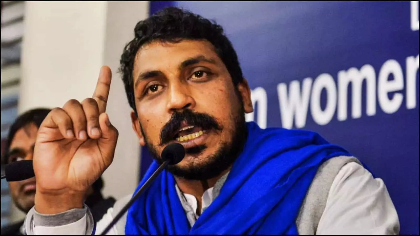 नीली चादर ओढ़े और हाथ उठाकर भाषण देते हुए चंद्रशेखर आजाद एक जनसभा में नीली चादर ओढ़े और हाथ उठाकर भाषण देते हुए चंद्रशेखर आजाद एक जनसभा में