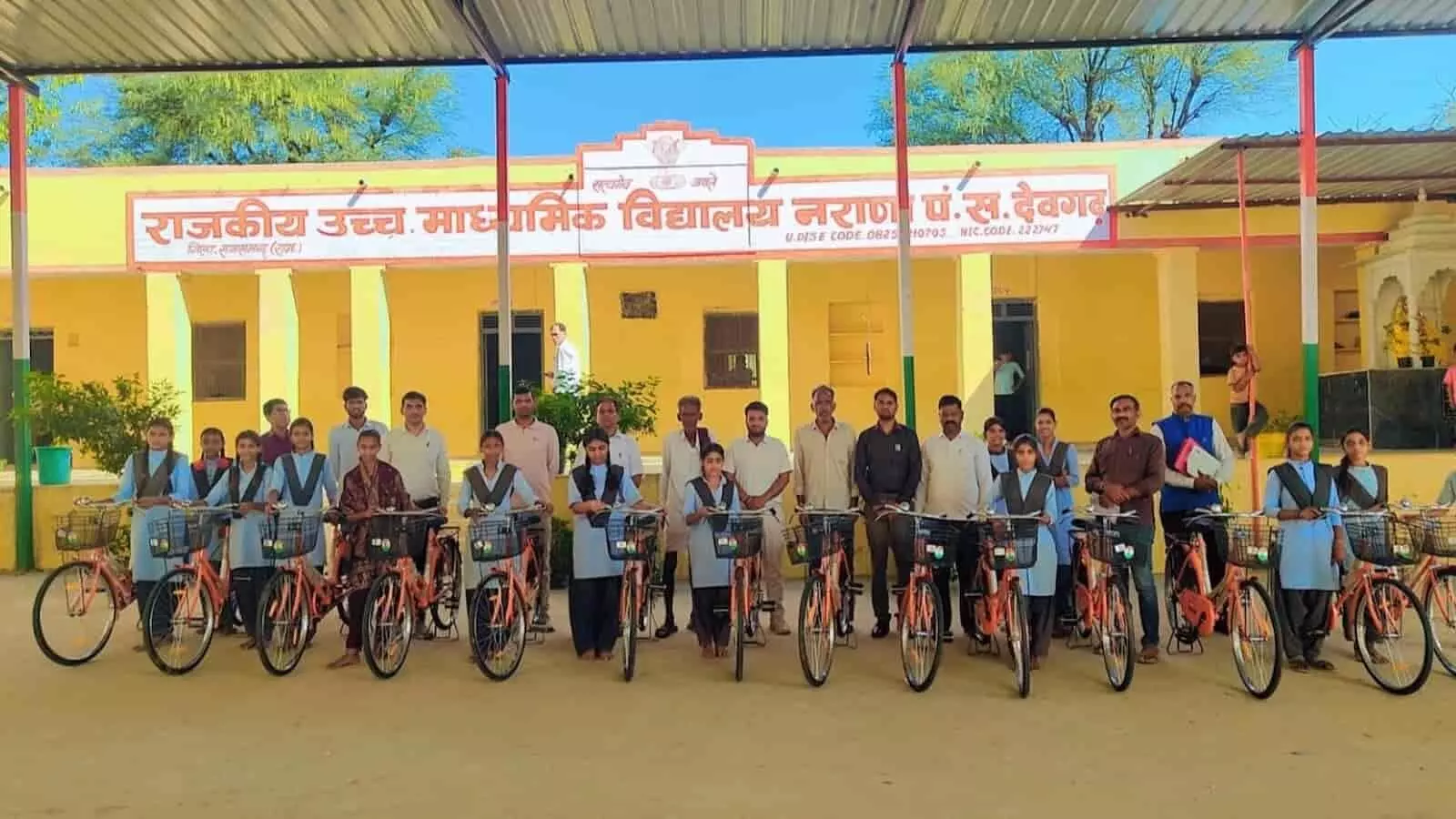 राजकीय उच्च माध्यमिक विद्यालय नराणा के प्रांगण में साइकिलों के साथ खड़ी छात्राएं और शिक्षक।