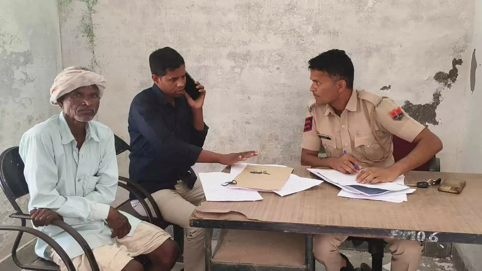 सालमगढ़ पुलिस थाने में पुलिसकर्मी के सामने बैठे ग्रामीण और सड़क हादसे की जांच प्रक्रिया। सालमगढ़ पुलिस थाने में पुलिसकर्मी के सामने बैठे ग्रामीण और सड़क हादसे की जांच प्रक्रिया।