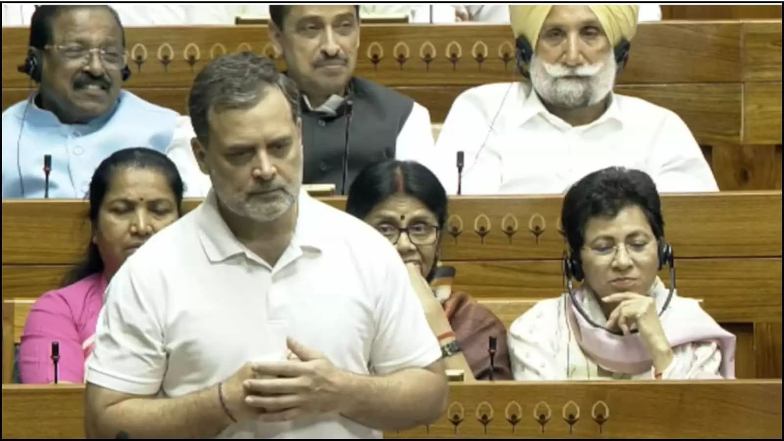 सफेद टी-शर्ट पहने राहुल गांधी लोकसभा सदन में खड़े होकर हाथ जोड़कर भाषण दे रहे हैं सफेद टी-शर्ट पहने राहुल गांधी लोकसभा सदन में खड़े होकर हाथ जोड़कर भाषण दे रहे हैं