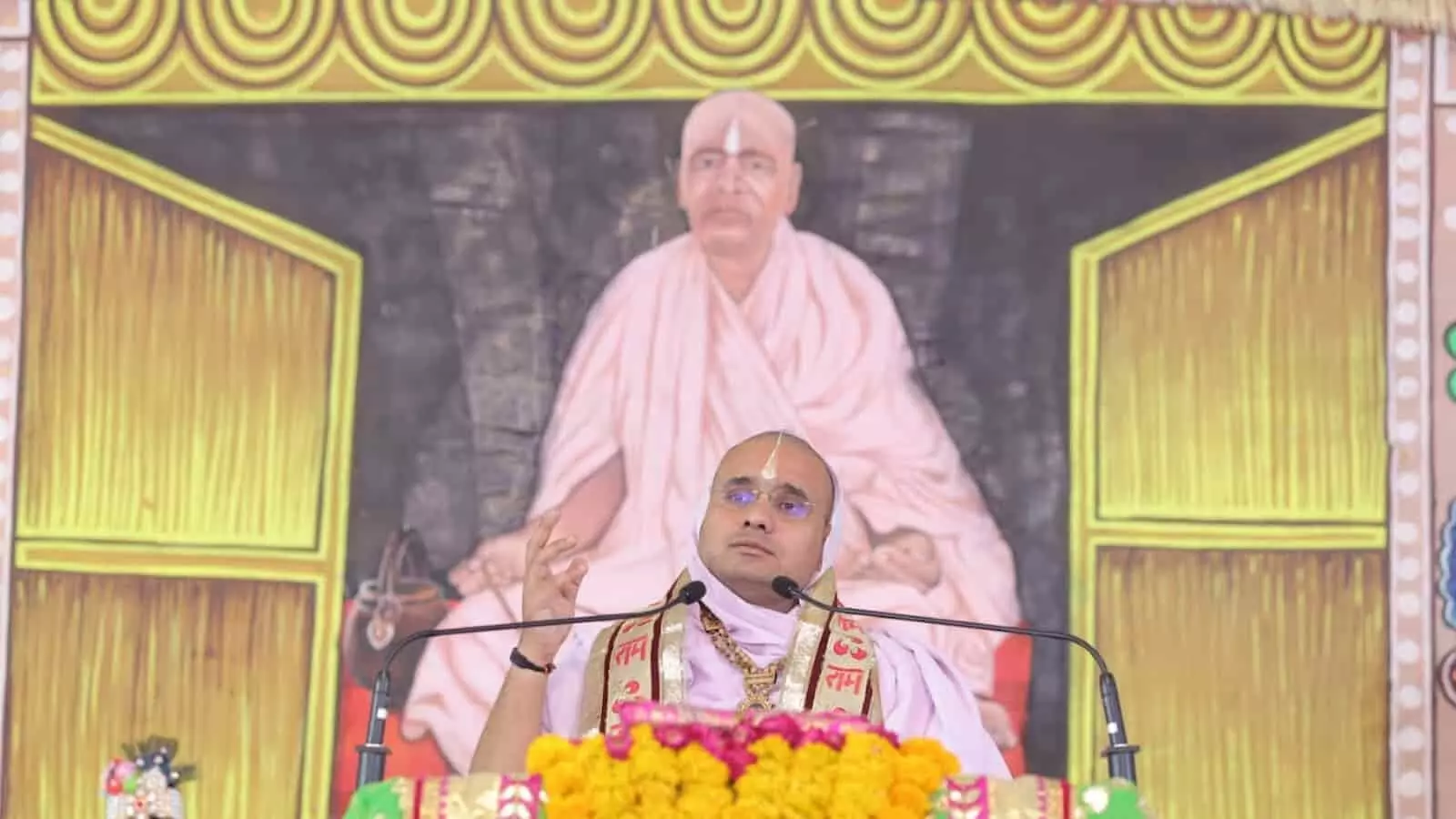 भीलवाड़ा में नानी बाई का मायरा कथा के दौरान व्यास पीठ पर बैठे संत दिग्विजय राम प्रवचन देते हुए। भीलवाड़ा में नानी बाई का मायरा कथा के दौरान व्यास पीठ पर बैठे संत दिग्विजय राम प्रवचन देते हुए।