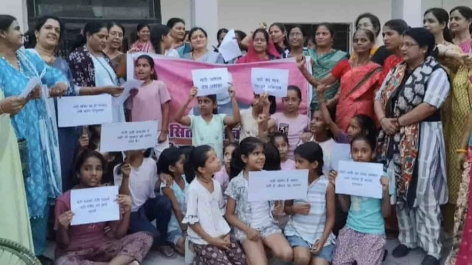 बारां में नारी शक्ति वंदन अधिनियम पदयात्रा के दौरान हाथों में तख्तियां लिए चलतीं महिला मोर्चा की कार्यकर्ता। बारां में नारी शक्ति वंदन अधिनियम पदयात्रा के दौरान हाथों में तख्तियां लिए चलतीं महिला मोर्चा की कार्यकर्ता।