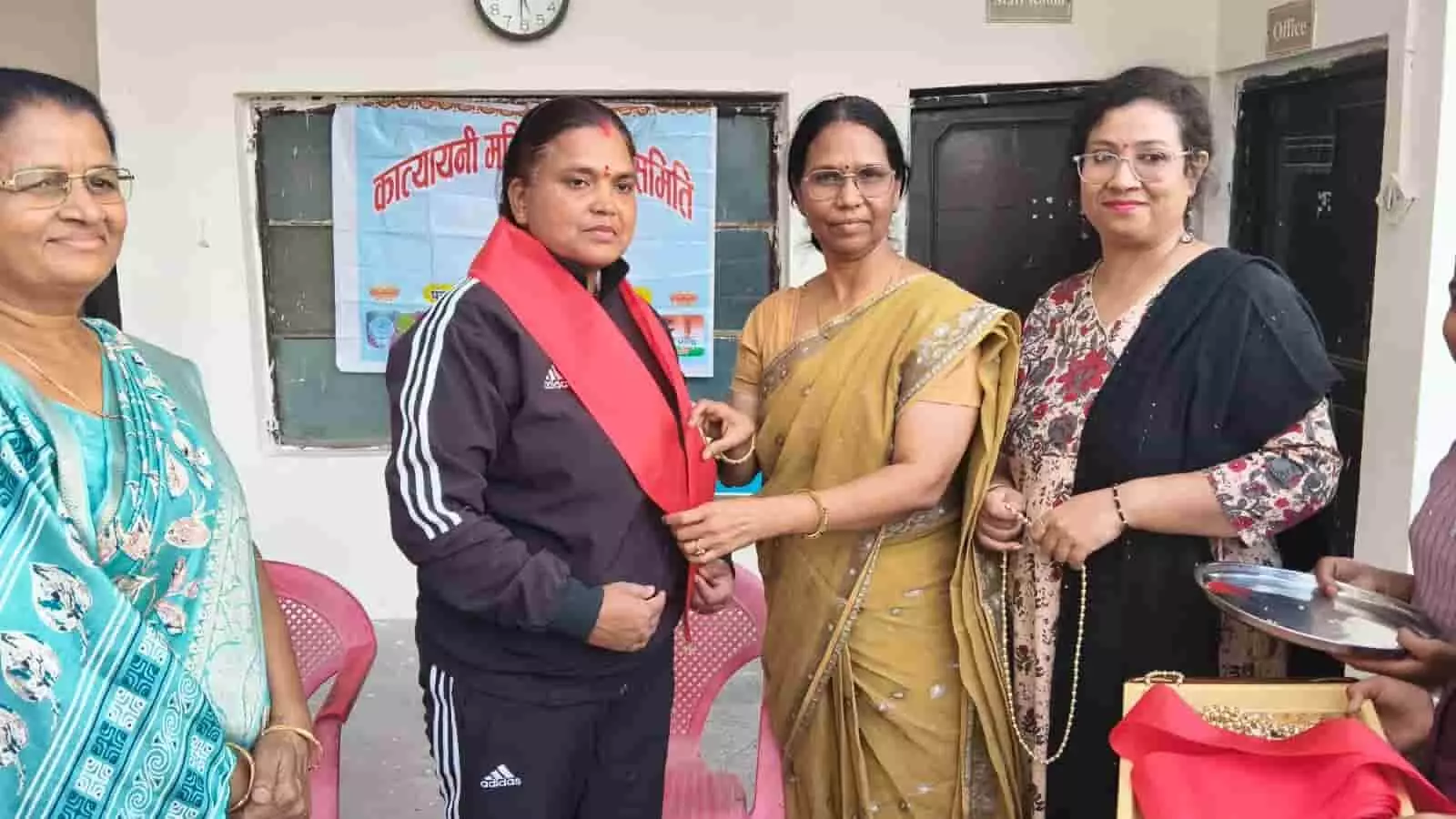 बारां में आत्मरक्षा प्रशिक्षण शिविर के दौरान रक्षा तकनीक सीखतीं बालिकाएं और महिला प्रशिक्षक। बारां में आत्मरक्षा प्रशिक्षण शिविर के दौरान रक्षा तकनीक सीखतीं बालिकाएं और महिला प्रशिक्षक।