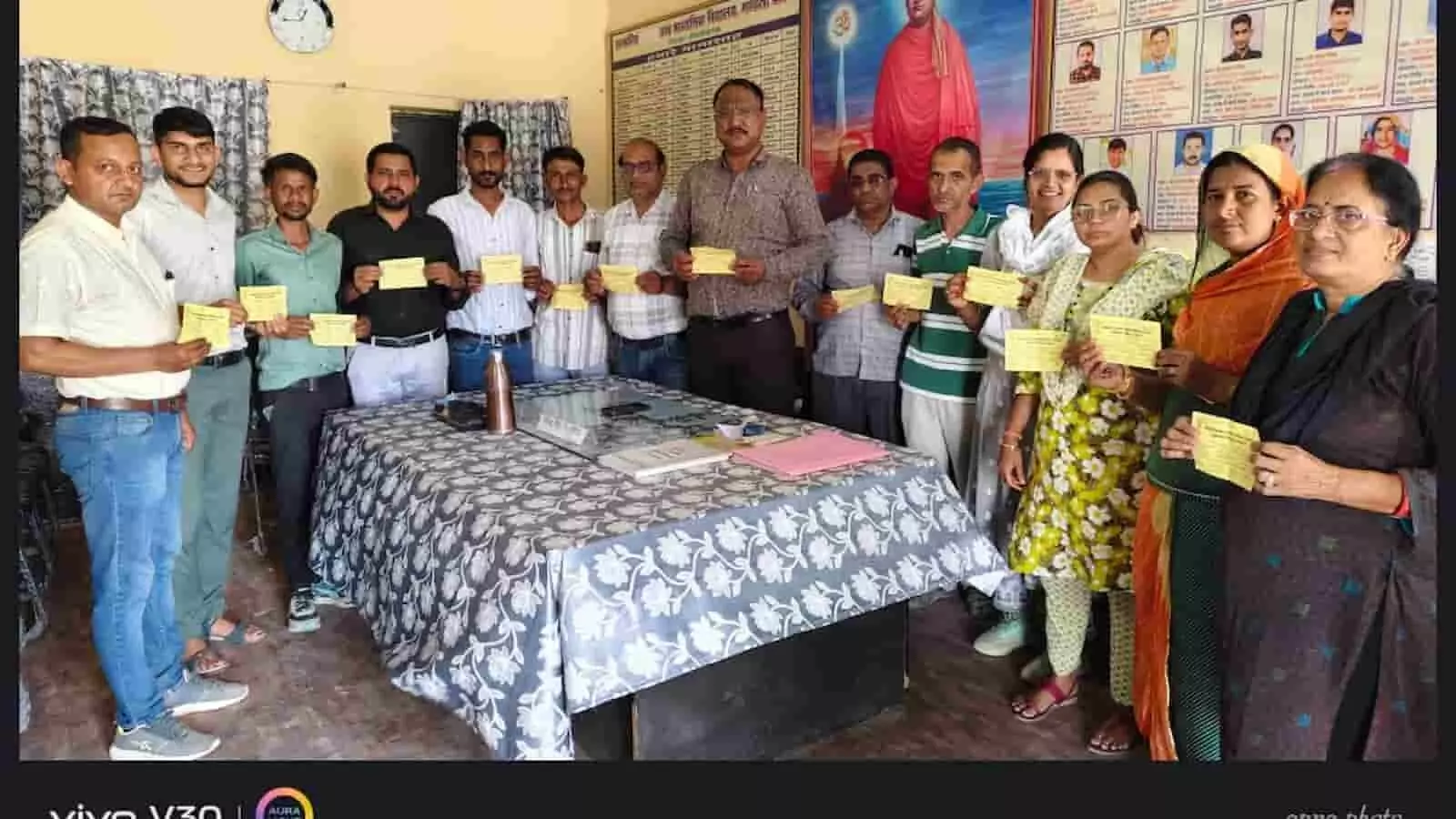 निम्बाहेड़ा के स्कूल में अखिल भारतीय राष्ट्रीय शैक्षिक महासंघ के पदाधिकारी और शिक्षक सदस्यता अभियान के दौरान ग्रुप फोटो खिंचवाते हुए। निम्बाहेड़ा के स्कूल में अखिल भारतीय राष्ट्रीय शैक्षिक महासंघ के पदाधिकारी और शिक्षक सदस्यता अभियान के दौरान ग्रुप फोटो खिंचवाते हुए।